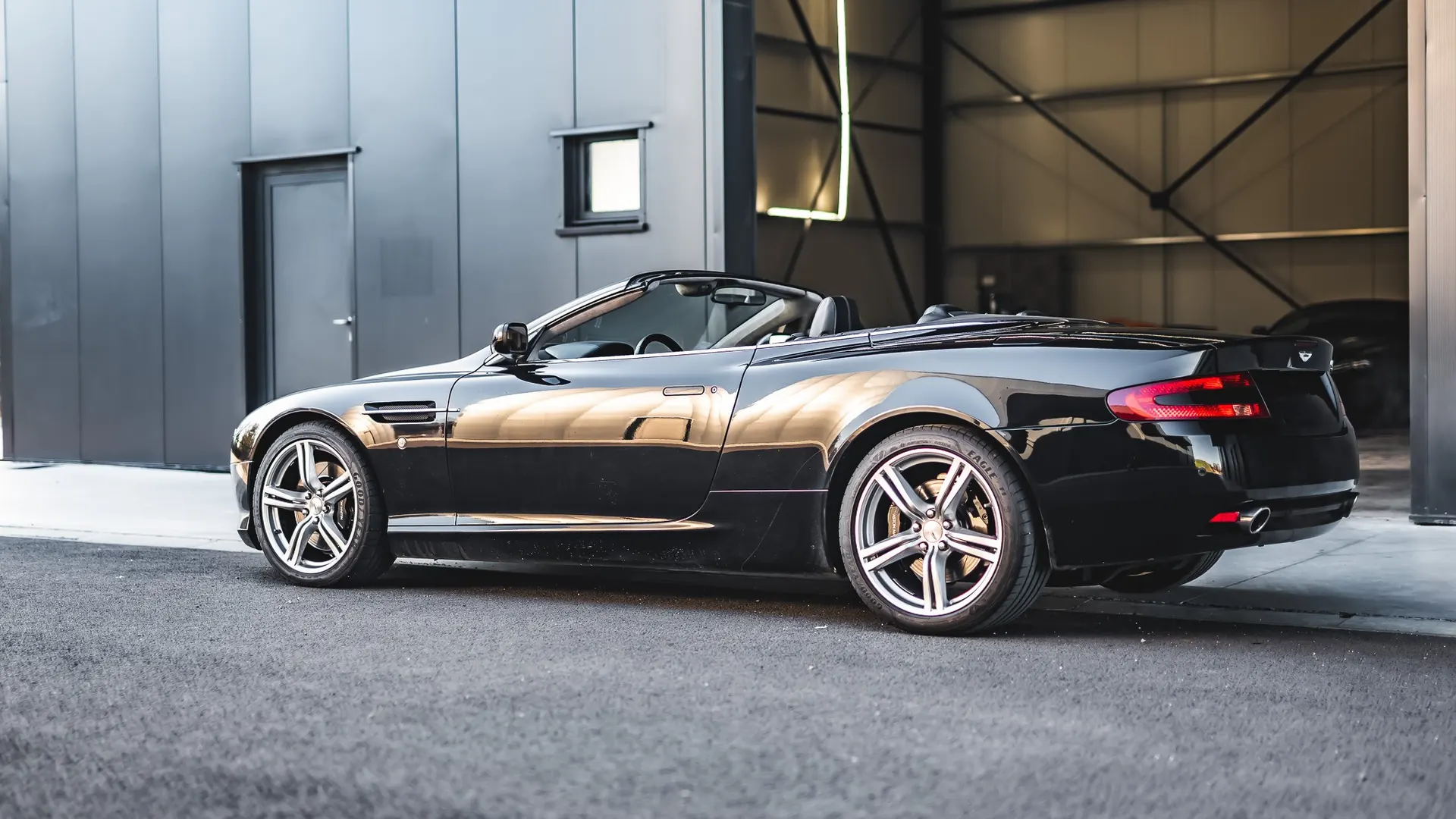 Aston Martin DB9 — photo 38