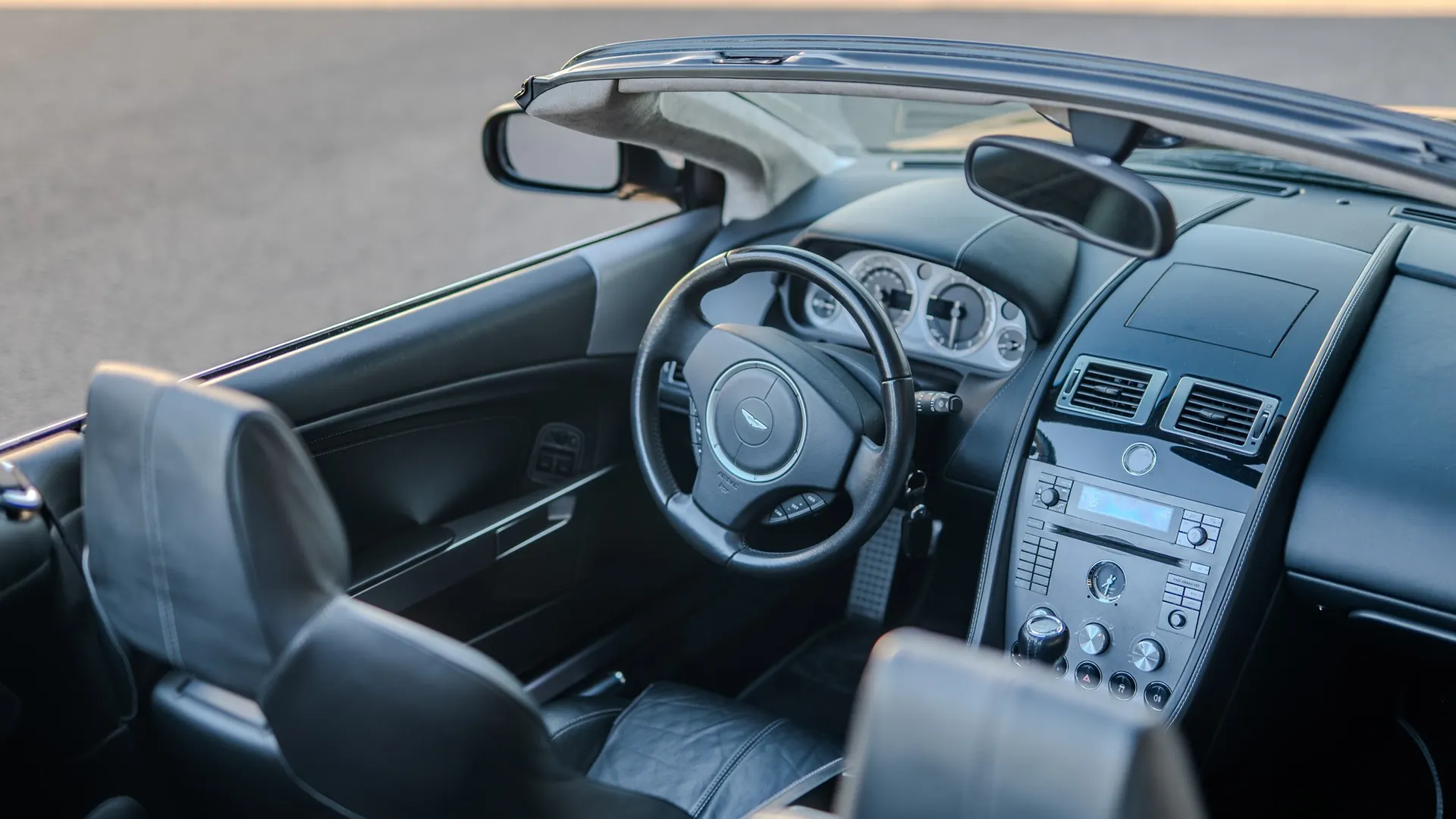 Aston Martin DB9 — photo 39