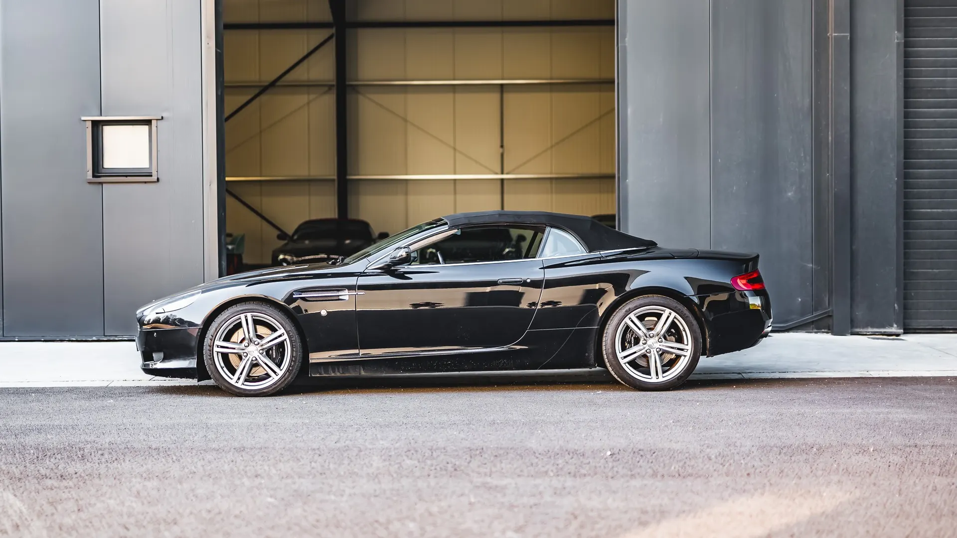 Aston Martin DB9 — photo 24
