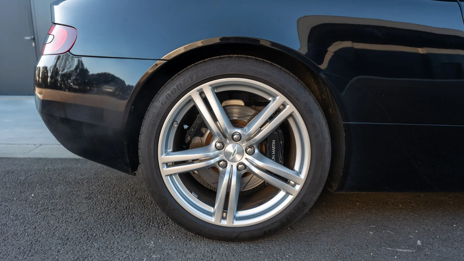 Aston Martin DB9 — photo 36