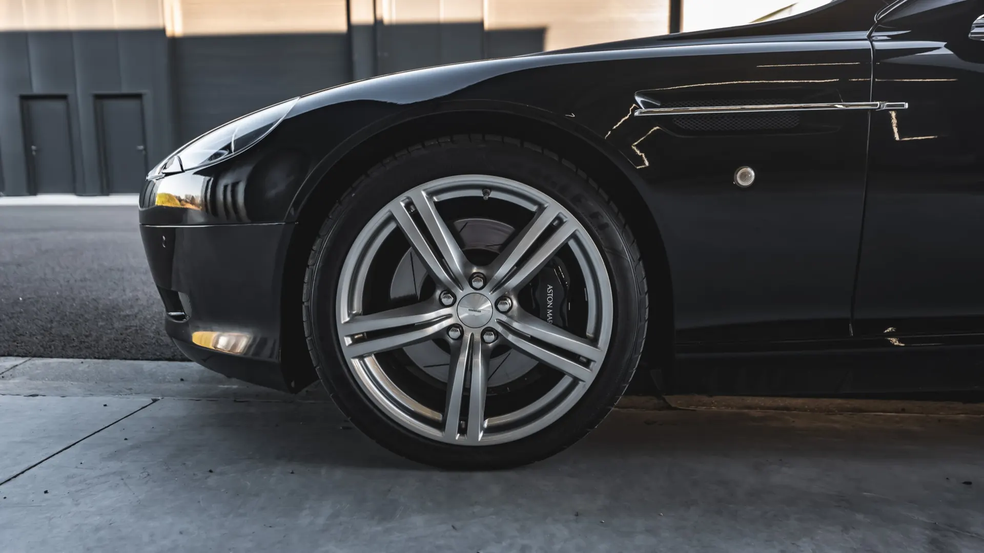 Aston Martin DB9 — photo 31