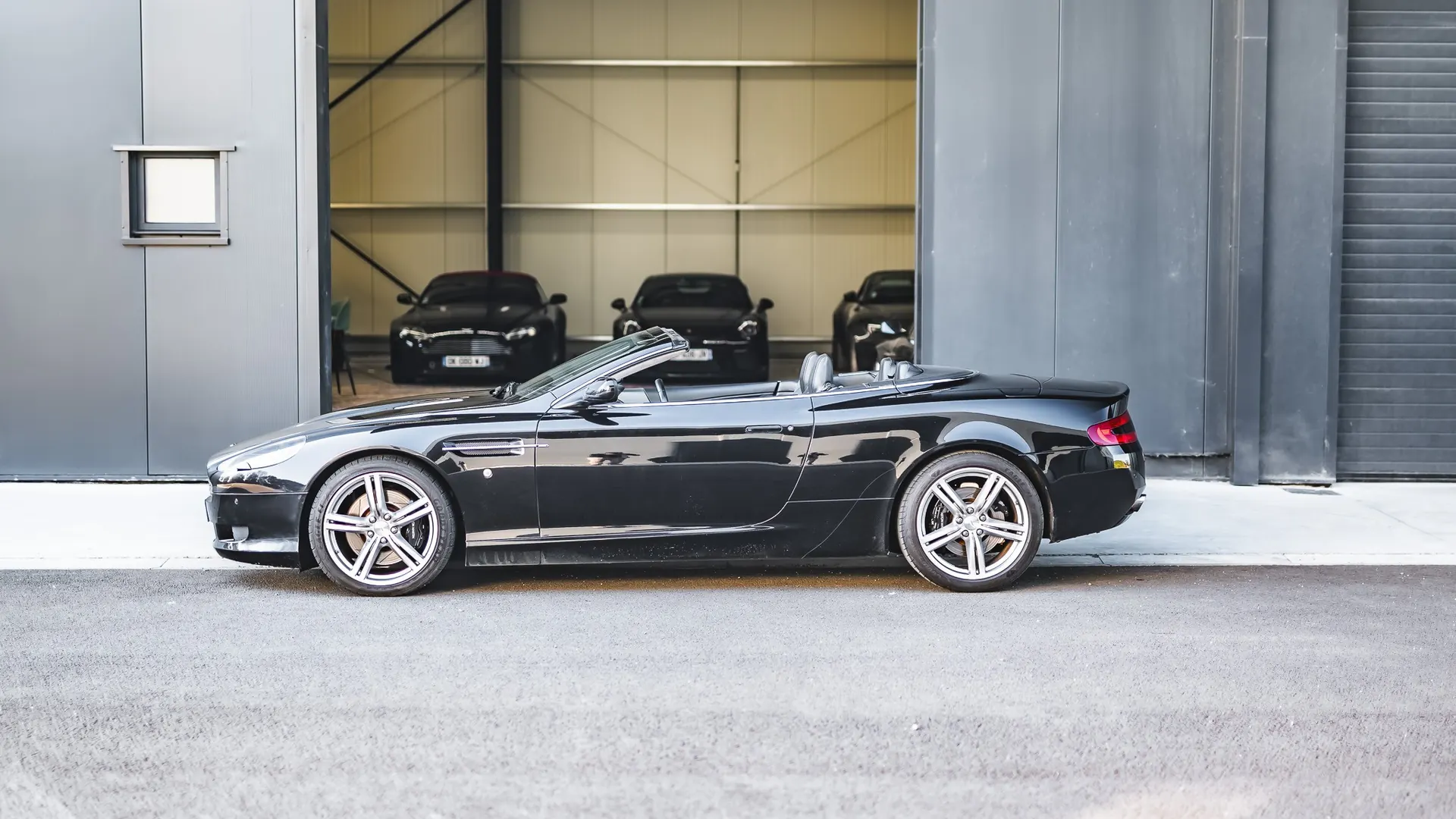 Aston Martin DB9 — photo 17