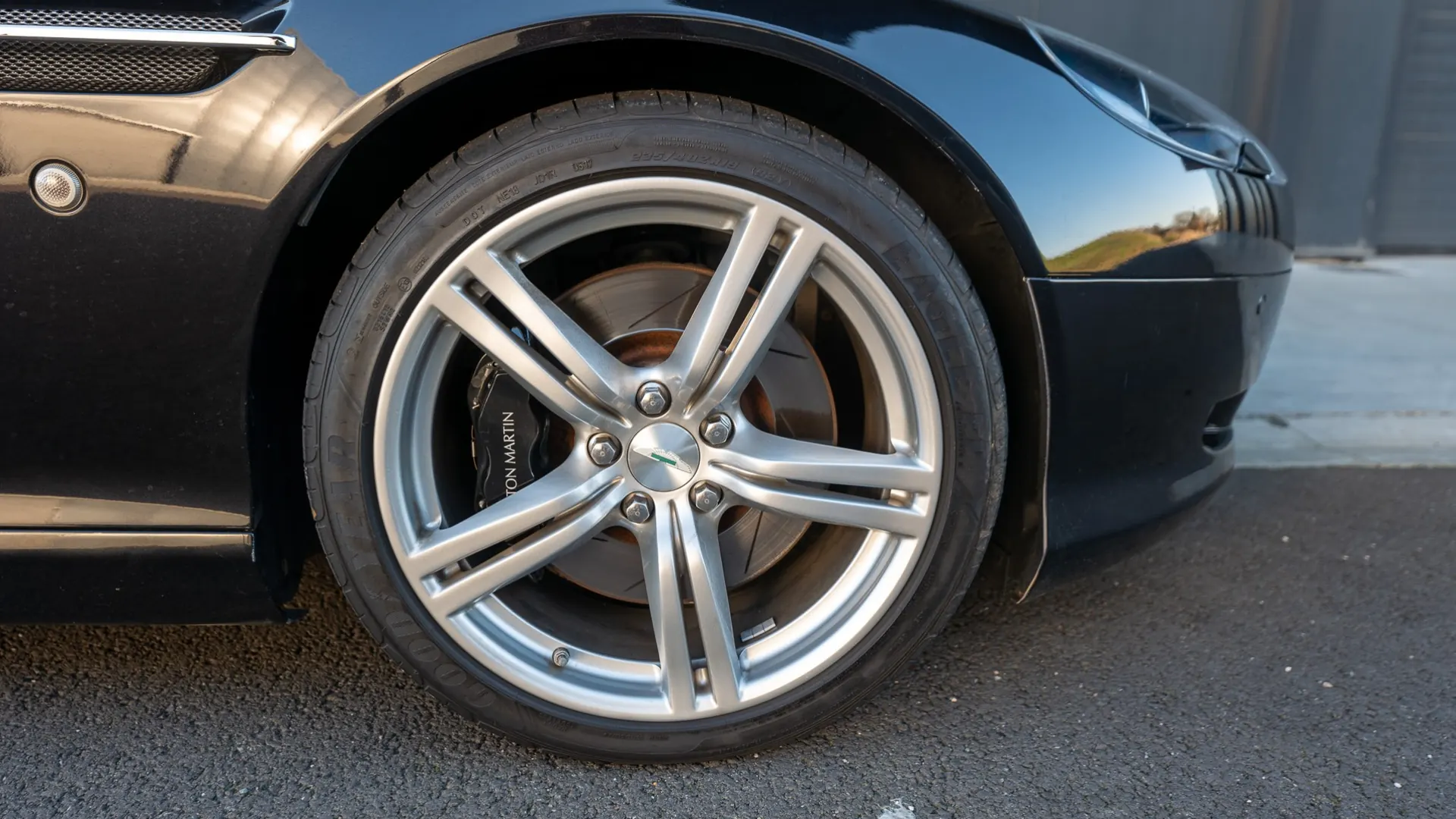 Aston Martin DB9 — photo 11
