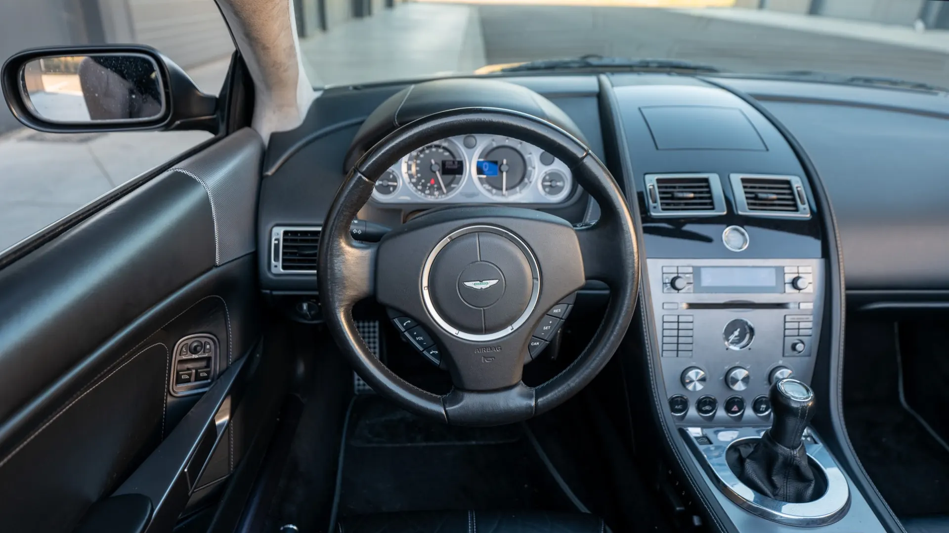 Aston Martin DB9 — photo 37