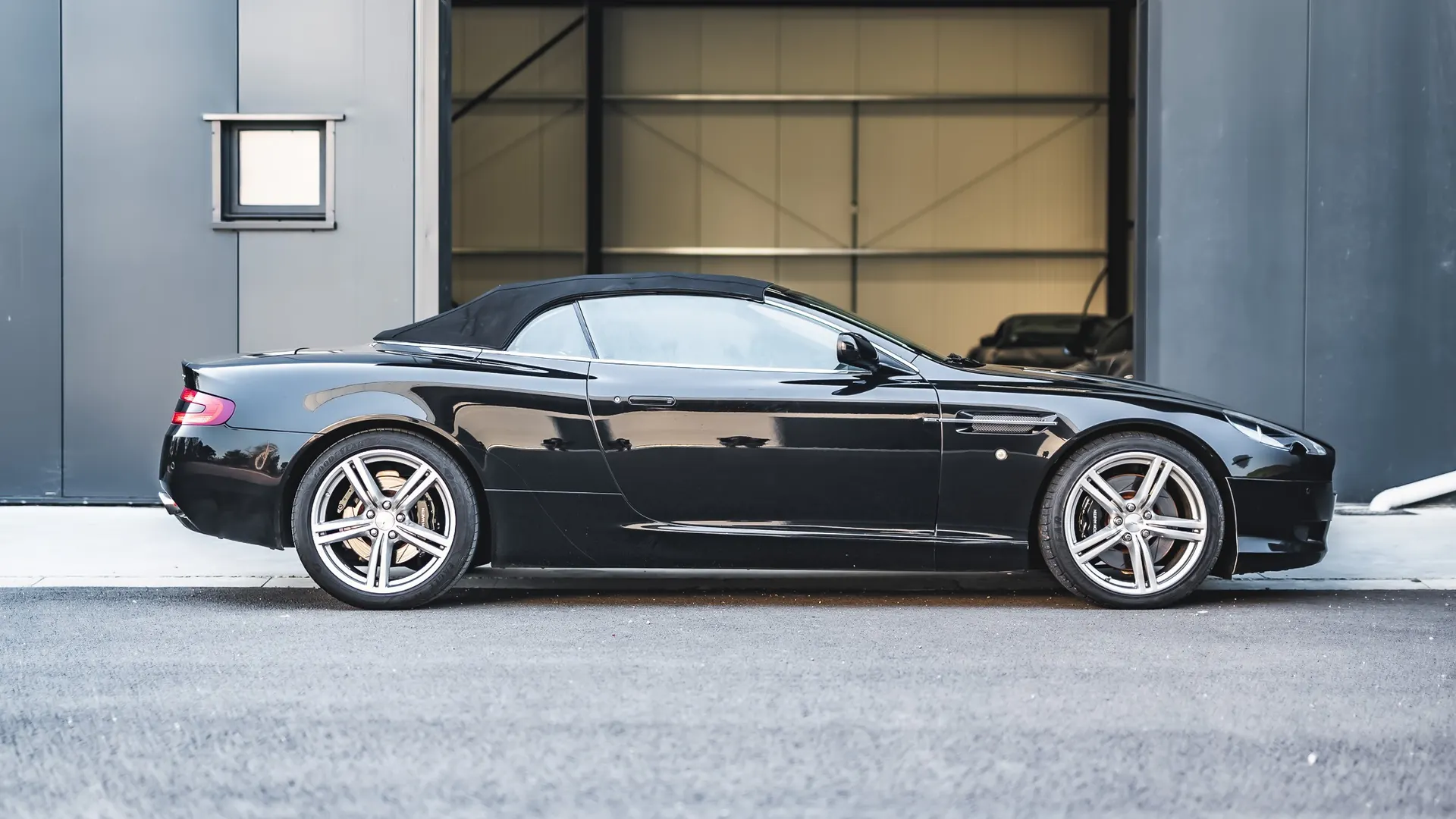 Aston Martin DB9 — photo 12