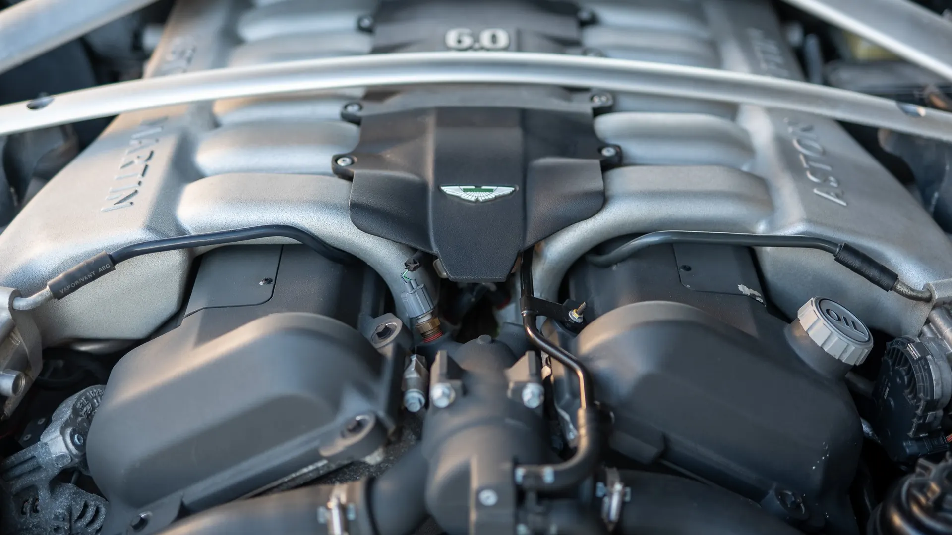 Aston Martin DB9 — photo 7