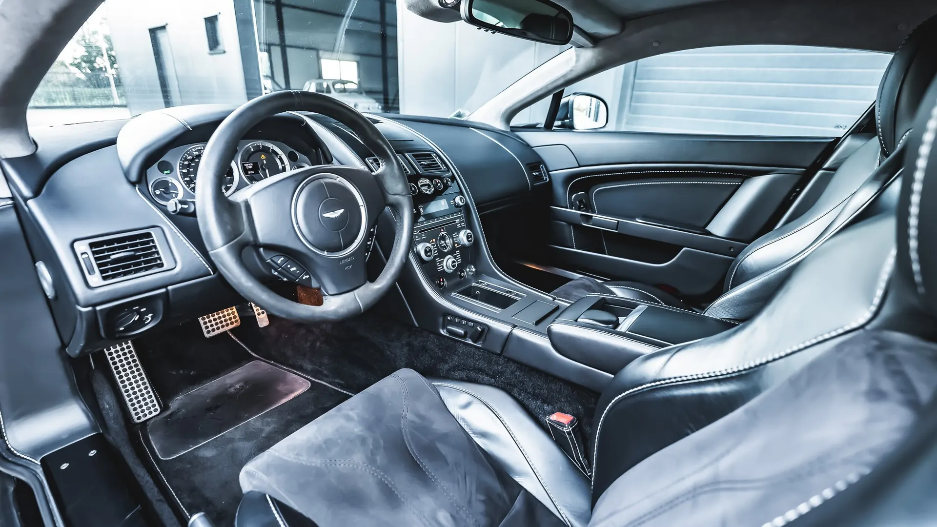 Aston Martin Vantage — photo 8