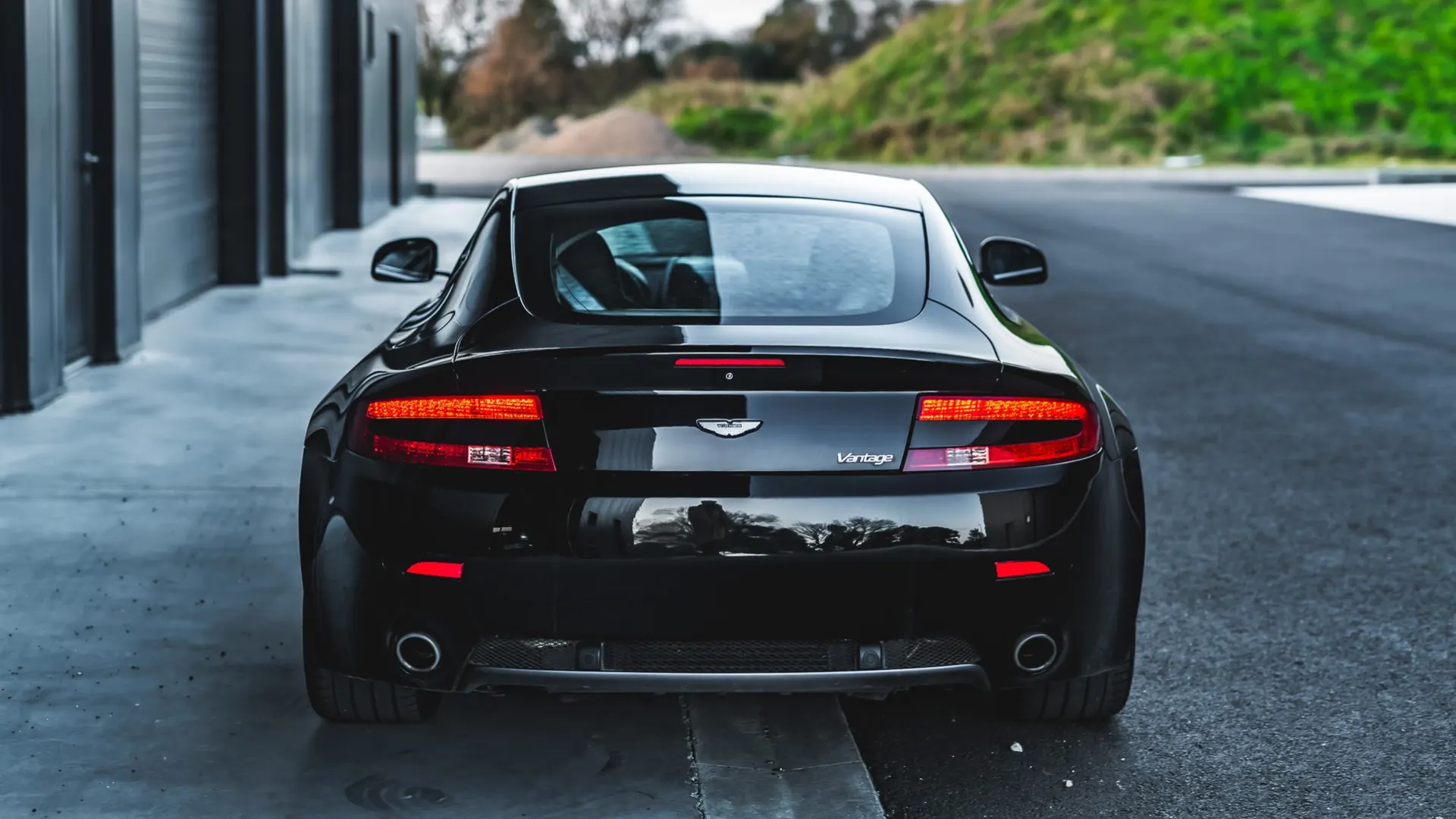 Aston Martin Vantage — photo 10