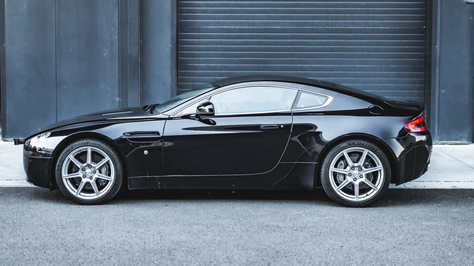 Aston Martin Vantage — photo 6