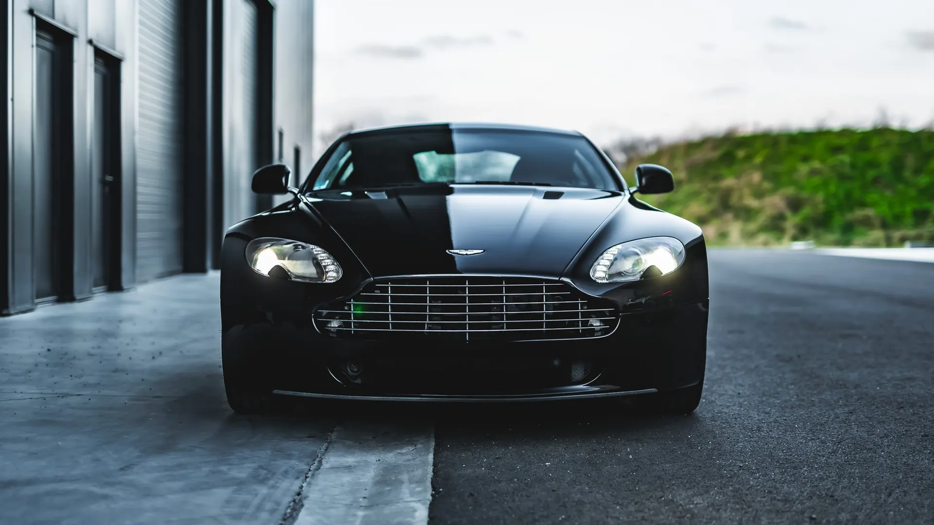 Aston Martin Vantage — photo 7