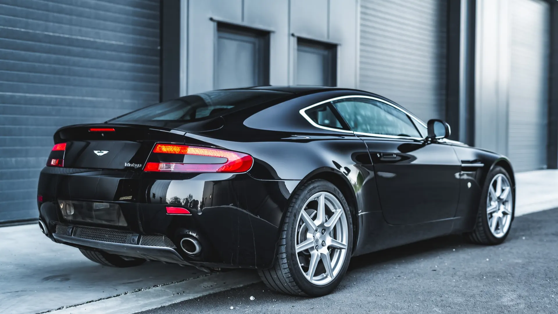 Aston Martin Vantage — photo 2