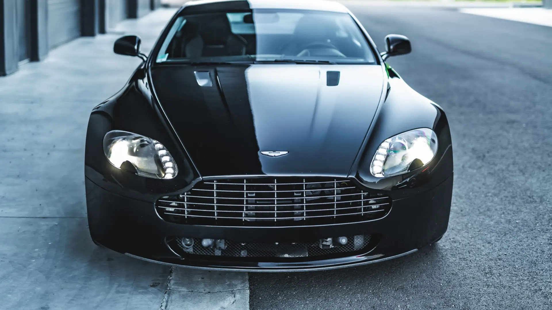 Aston Martin Vantage — photo 5