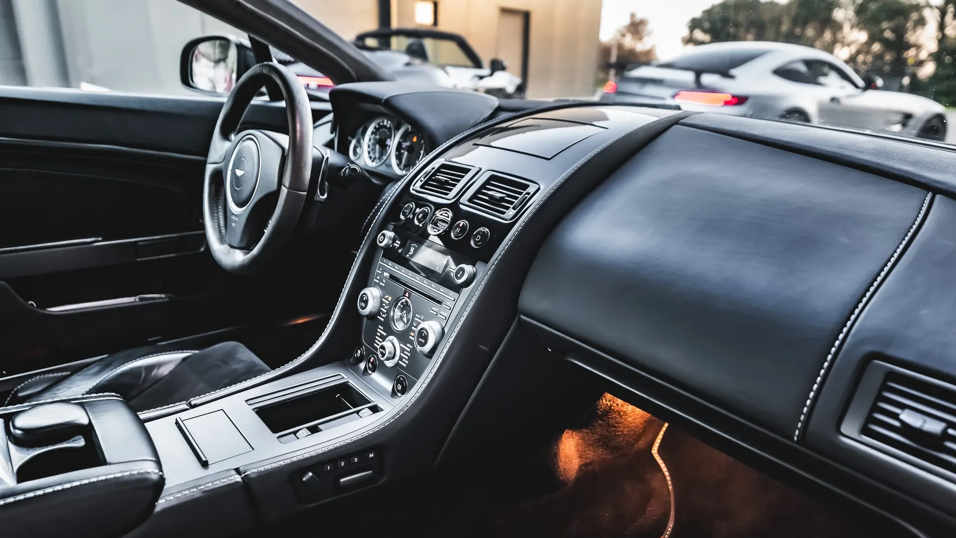 Aston Martin Vantage — photo 9