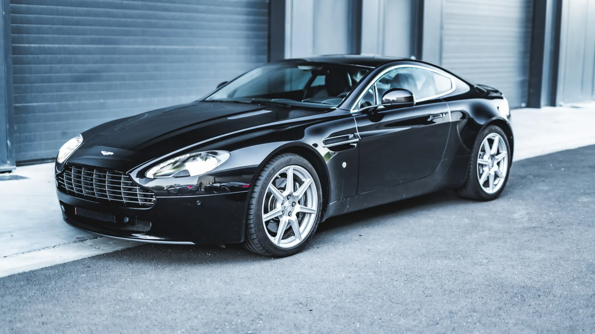 Aston Martin Vantage — photo 11