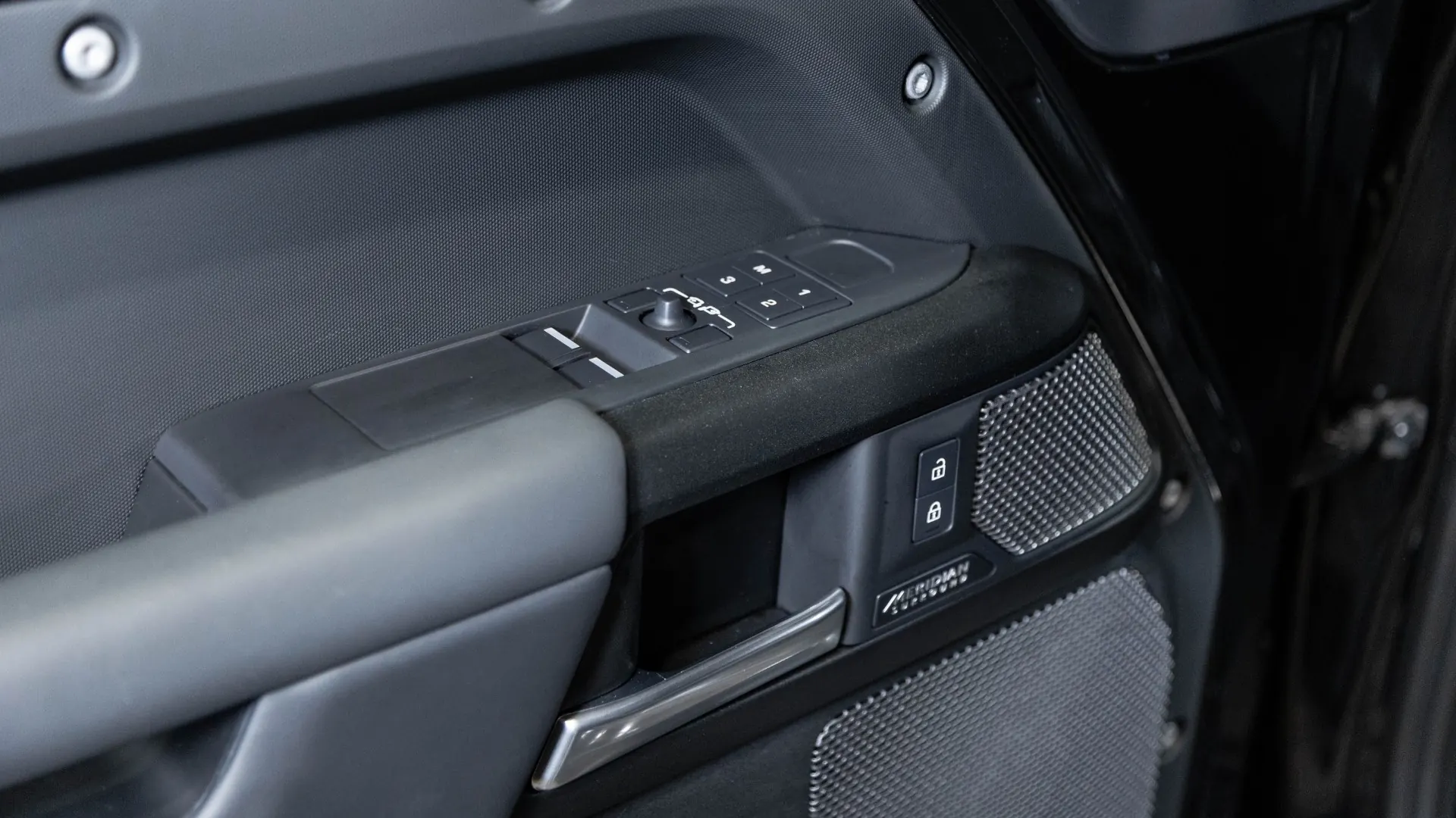 Land Rover Defender — photo 30