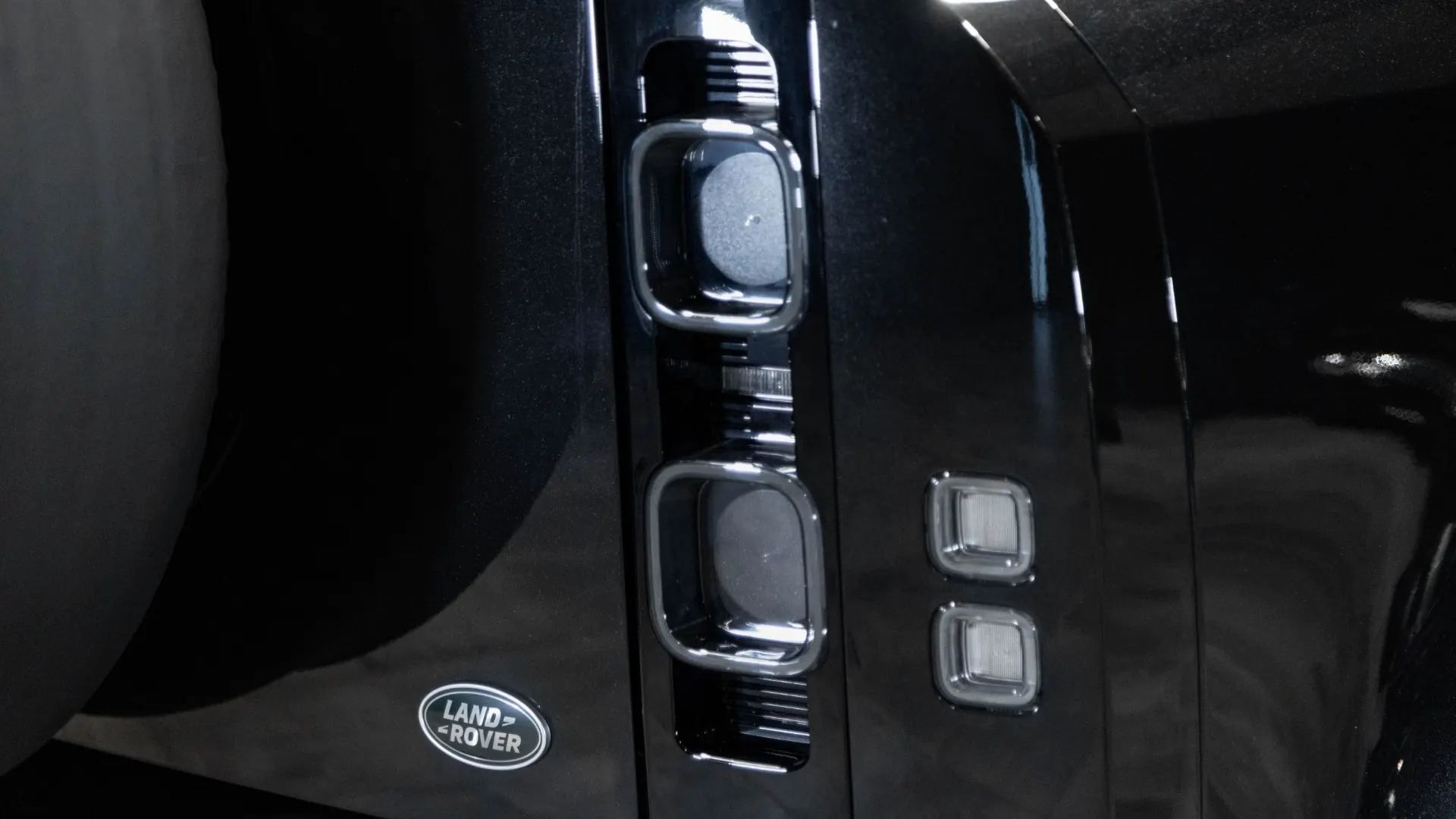 Land Rover Defender — photo 11
