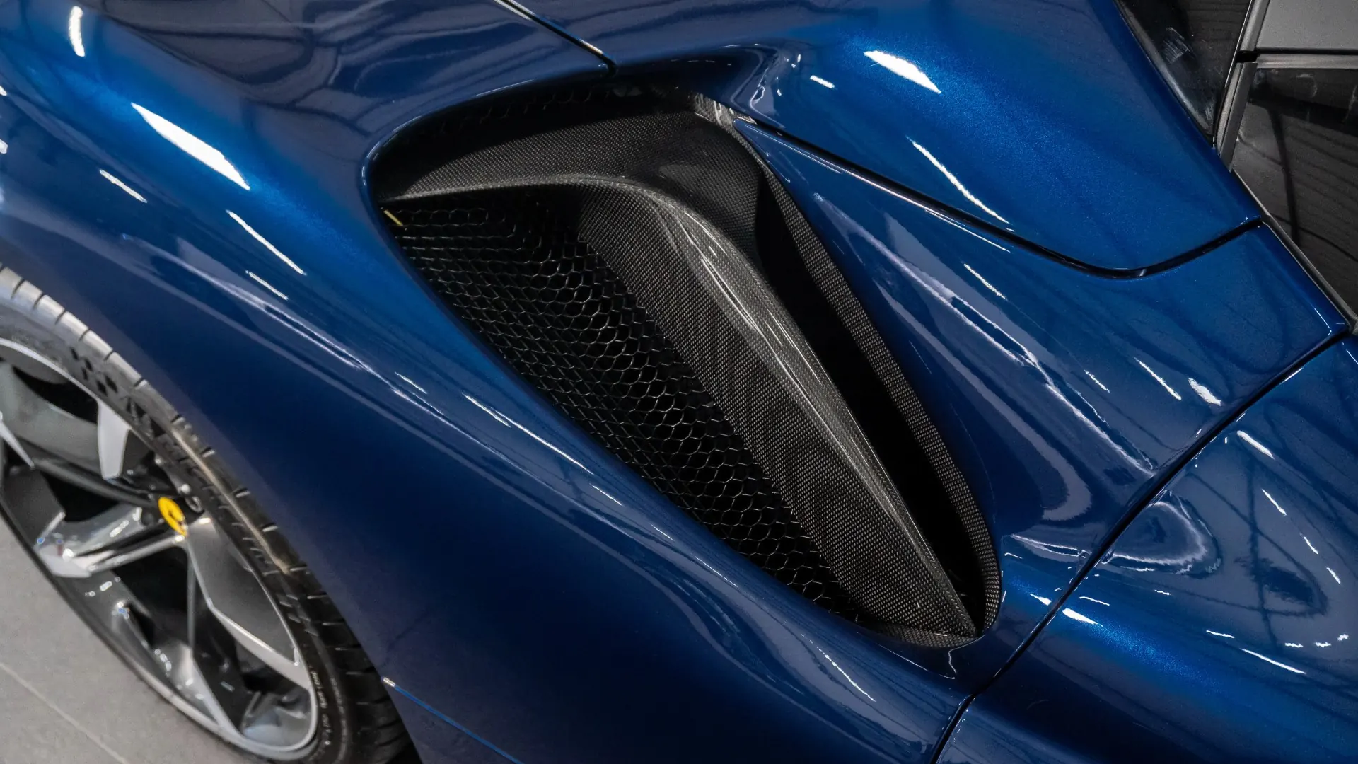 Ferrari SF90 — photo 9