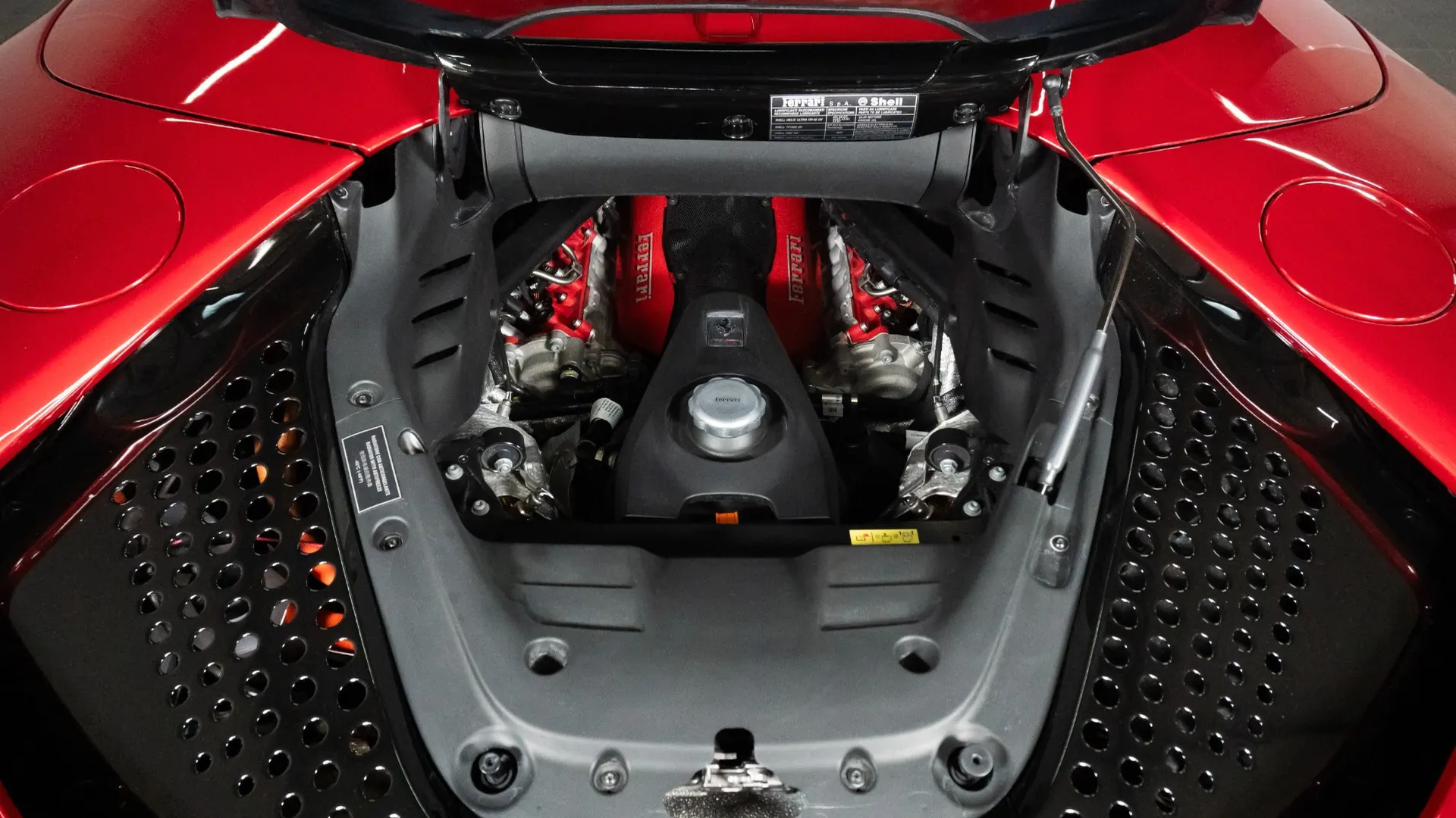 Ferrari SF90 — photo 30