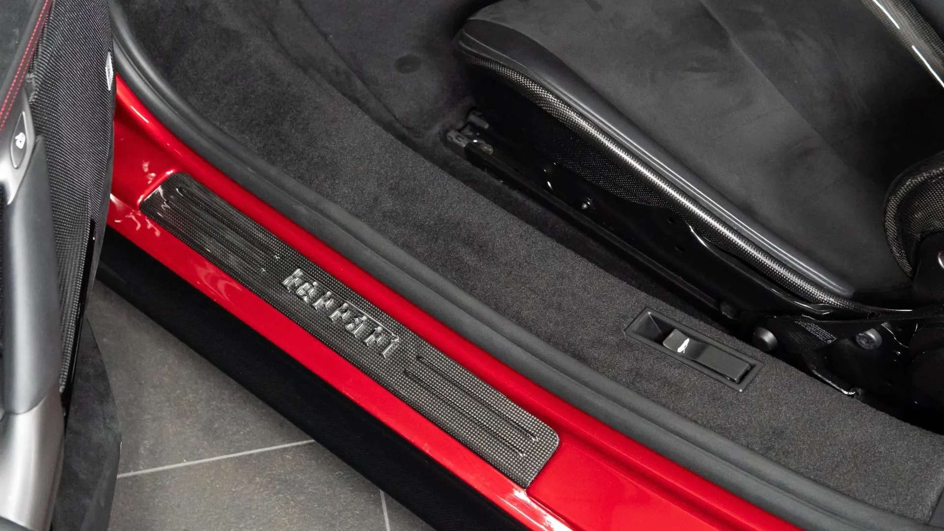 Ferrari SF90 — photo 13