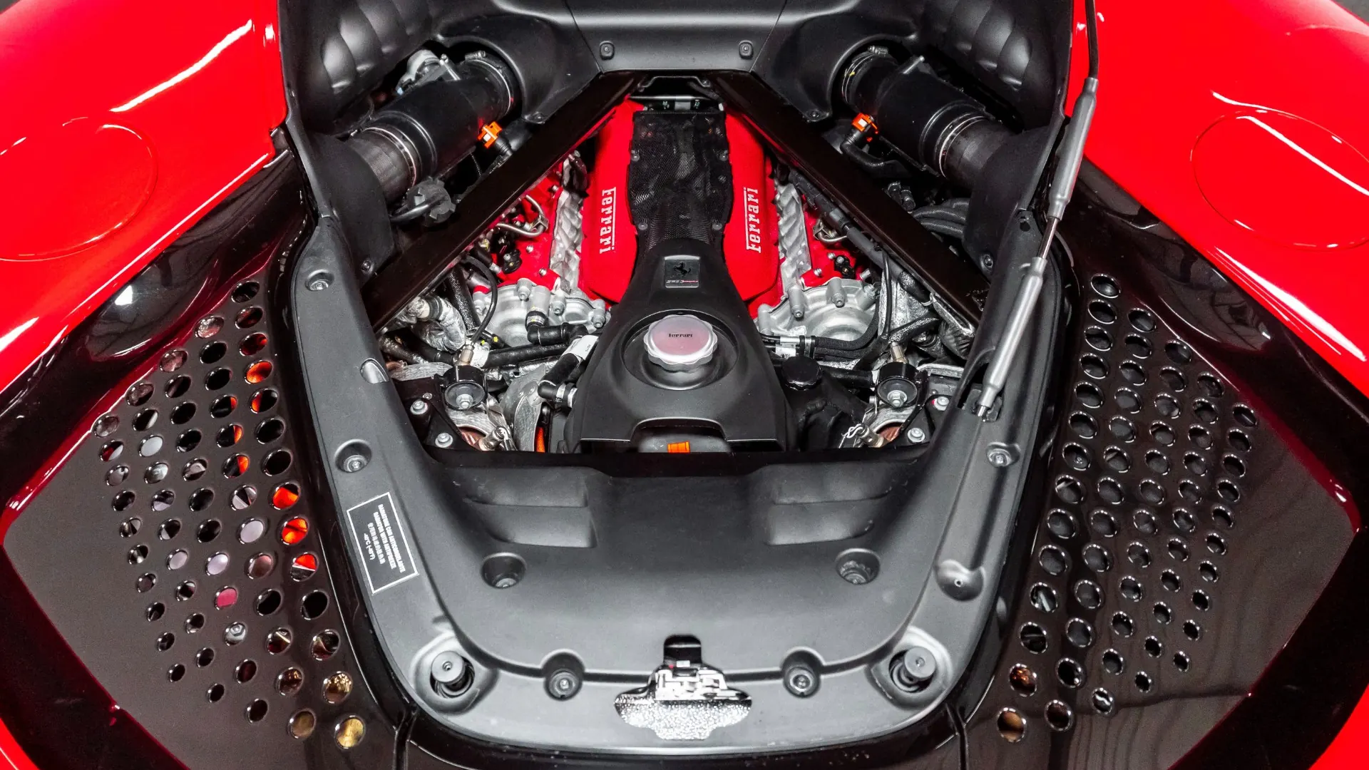 Ferrari SF90 — photo 16