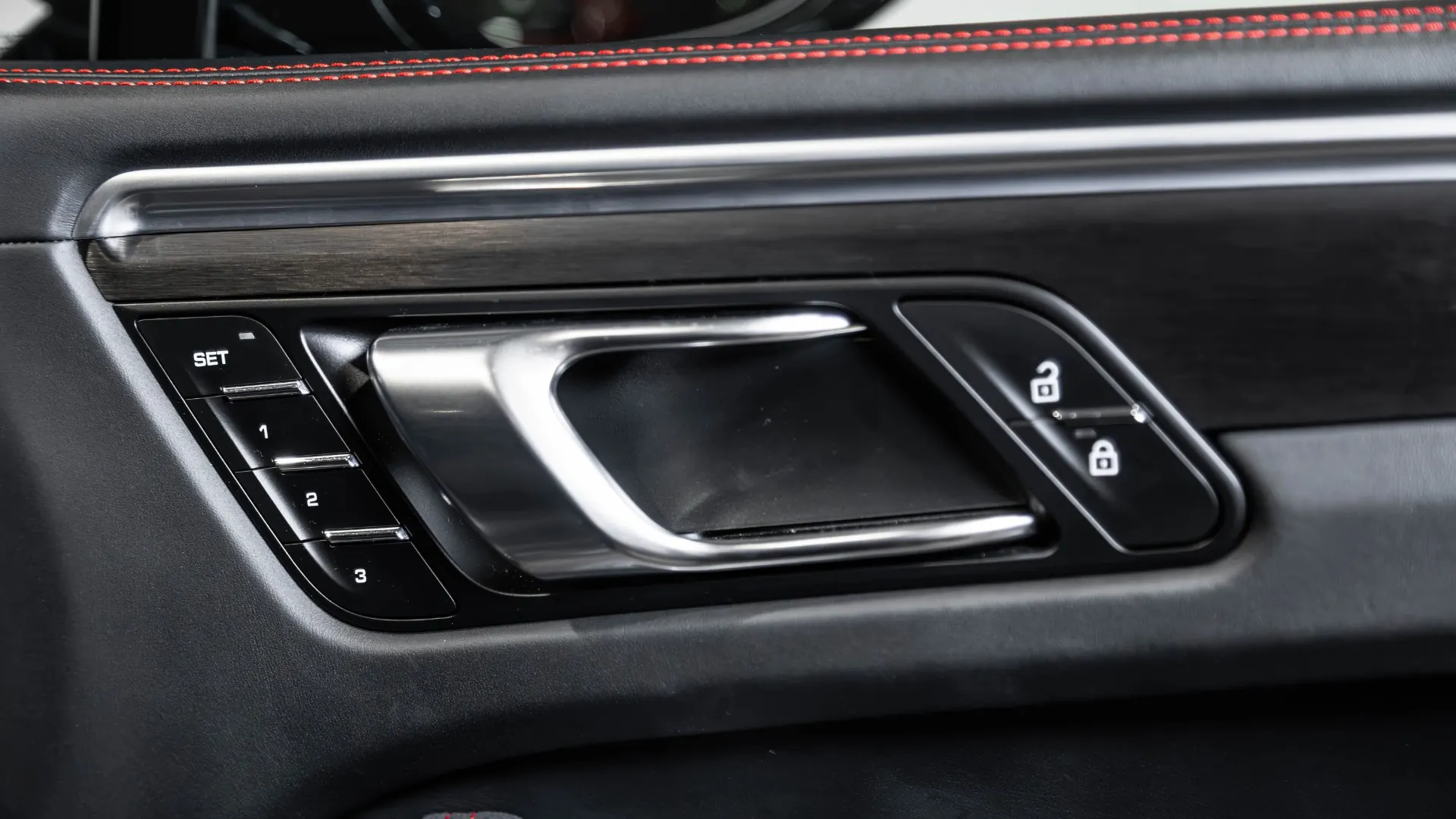Porsche Macan — photo 28