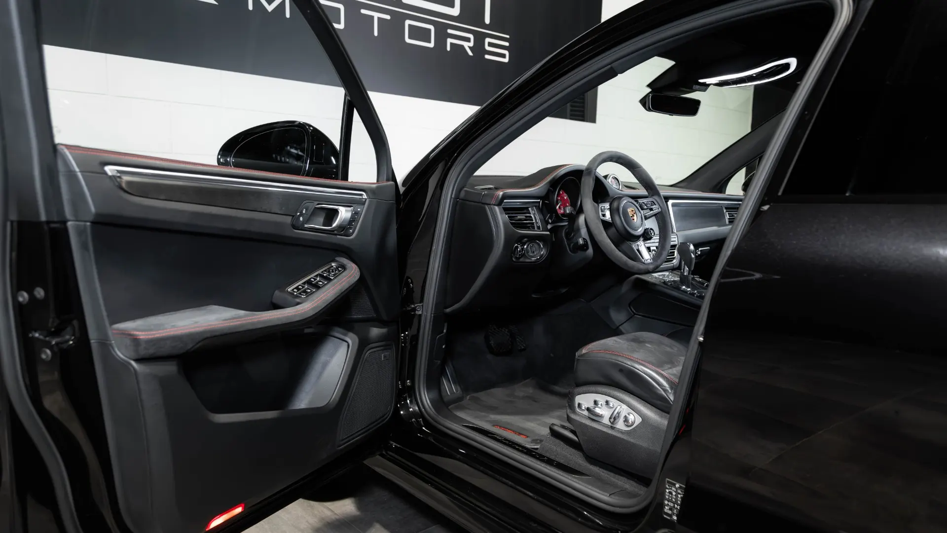 Porsche Macan — photo 29