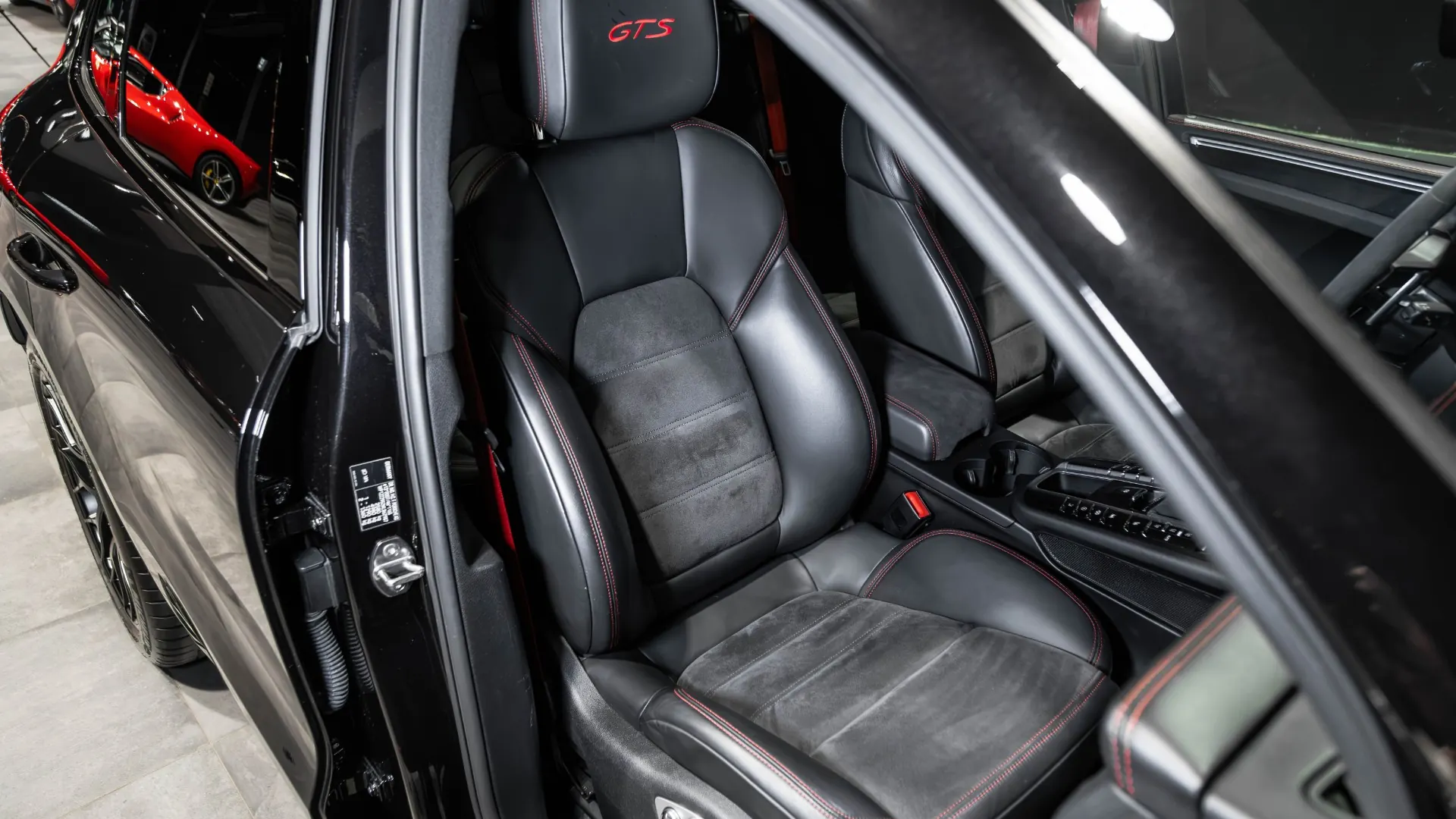 Porsche Macan — photo 9