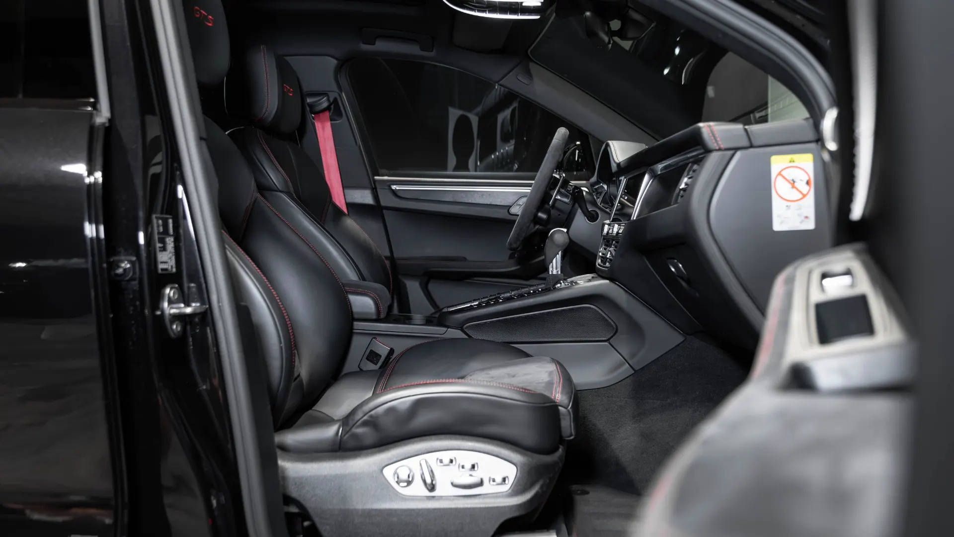 Porsche Macan — photo 8