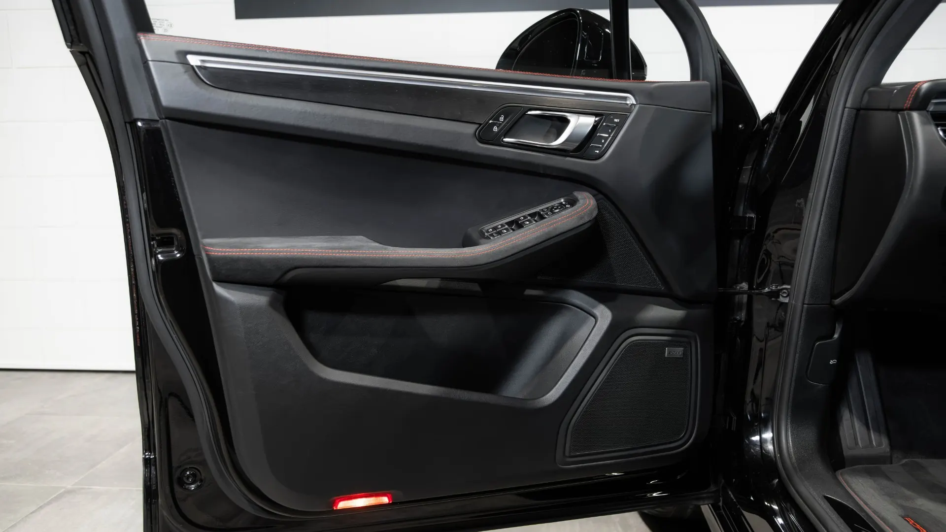 Porsche Macan — photo 30