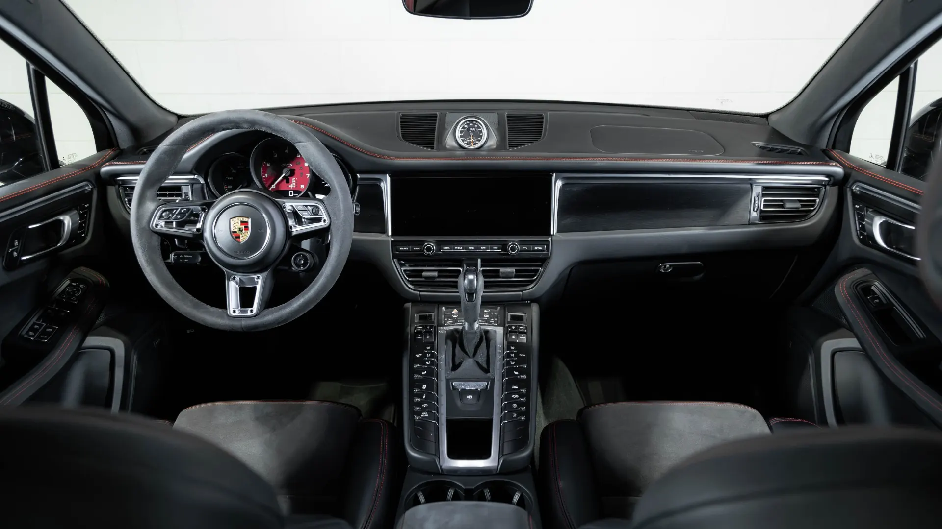 Porsche Macan — photo 7
