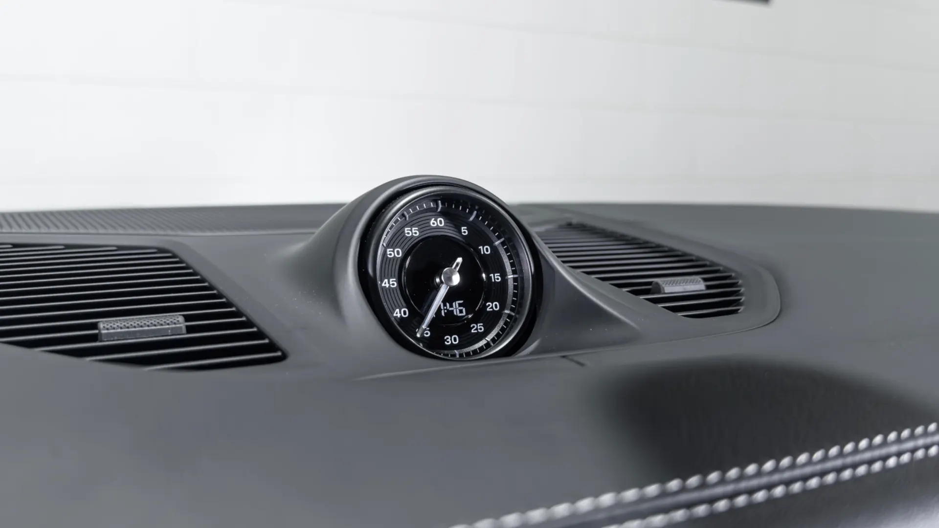 Porsche Cayenne — photo 27