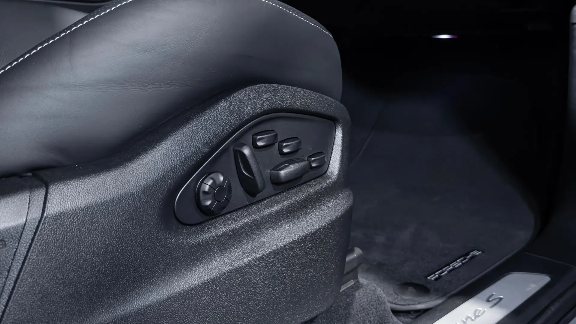 Porsche Cayenne — photo 14