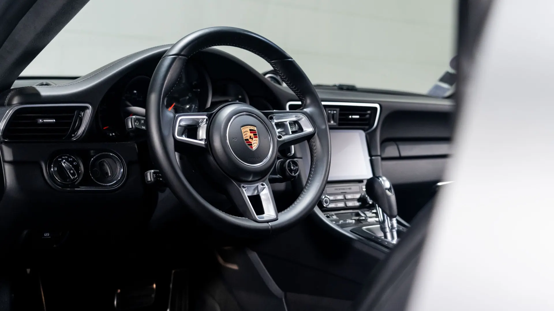 Porsche 911 — photo 25