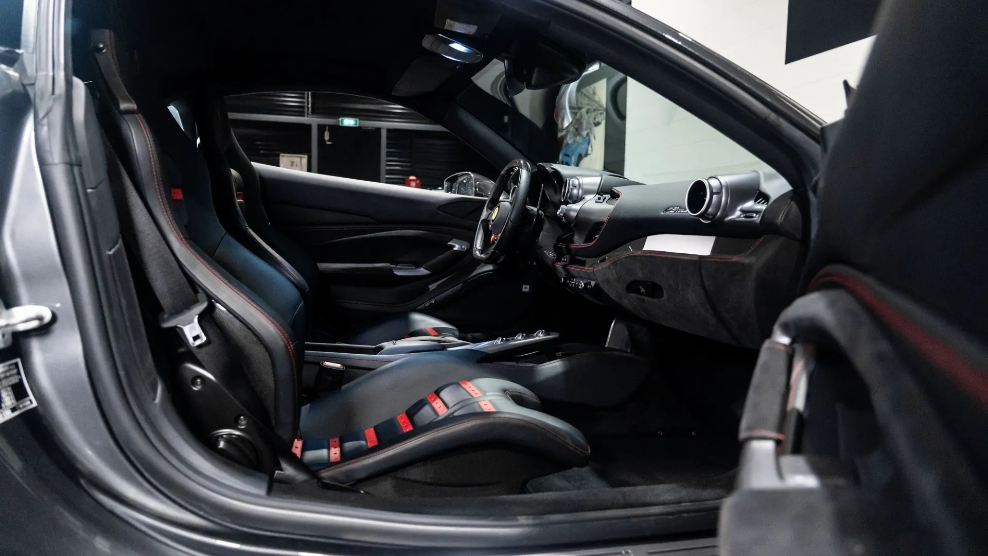 Ferrari F8 — photo 12