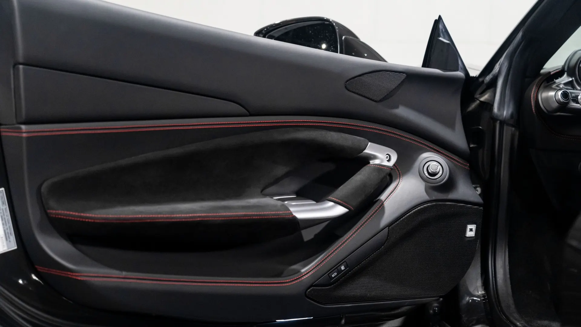 Ferrari F8 — photo 28