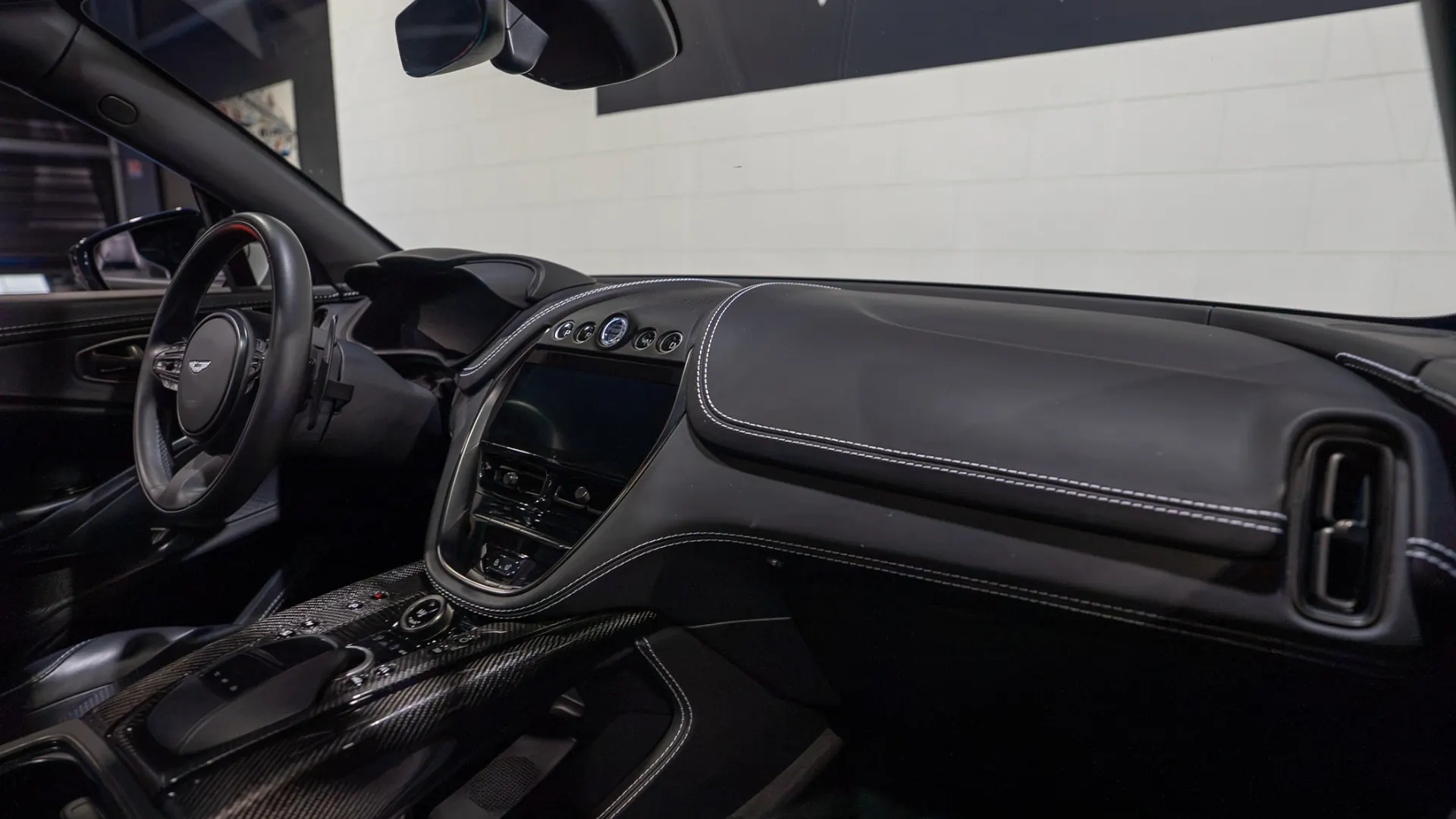 Aston Martin DBX — photo 13