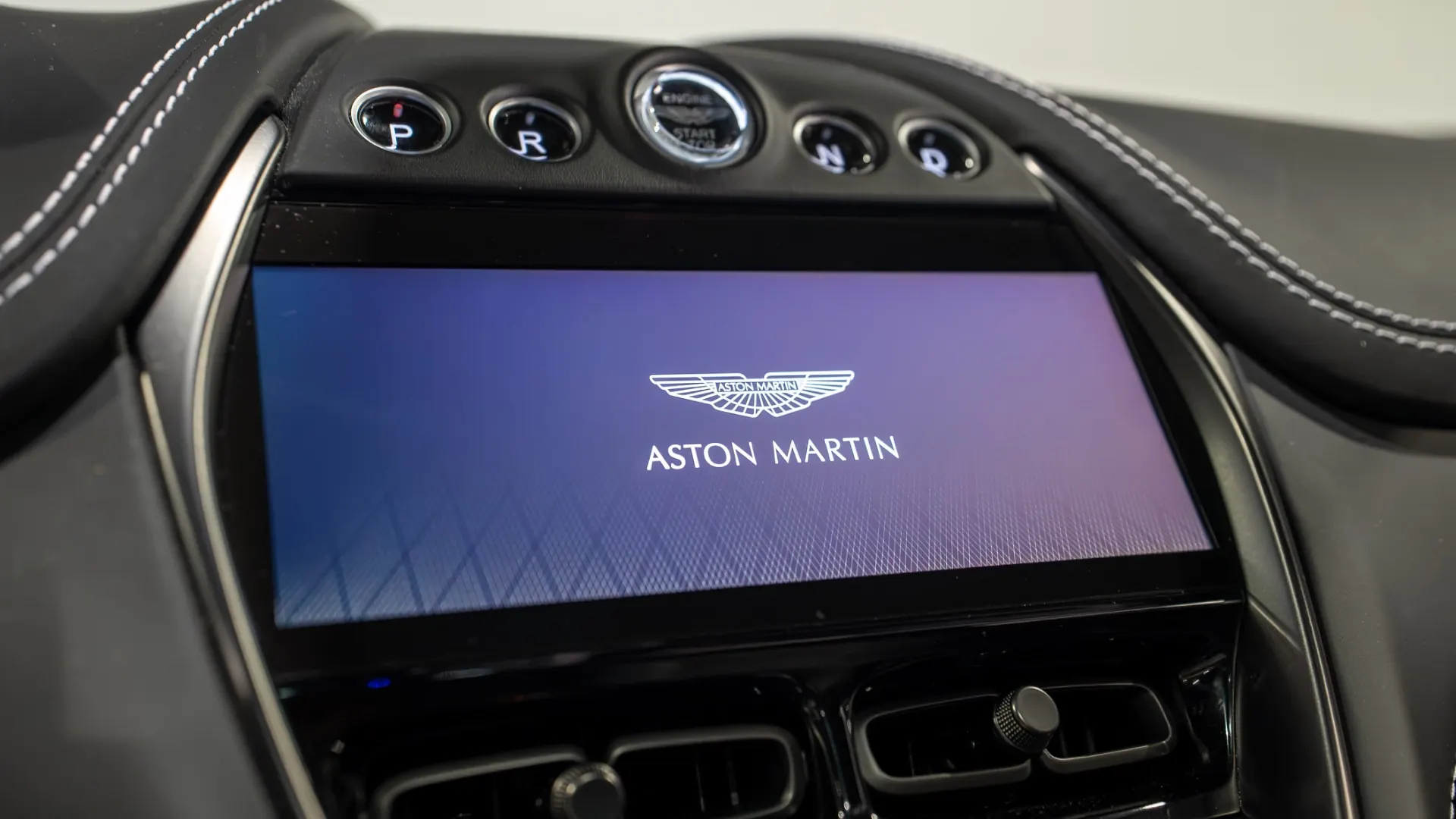 Aston Martin DBX — photo 19