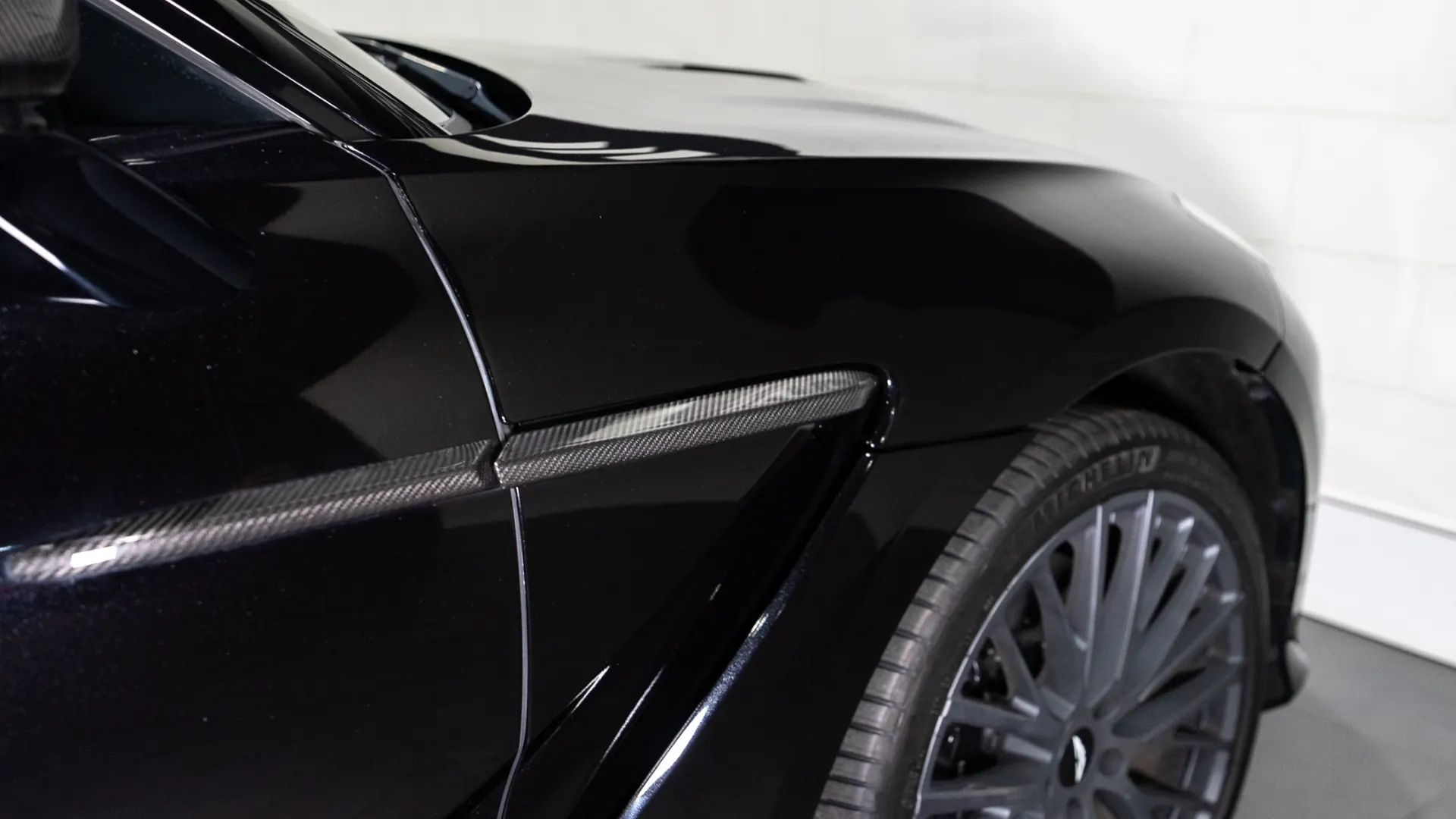 Aston Martin DBX — photo 6