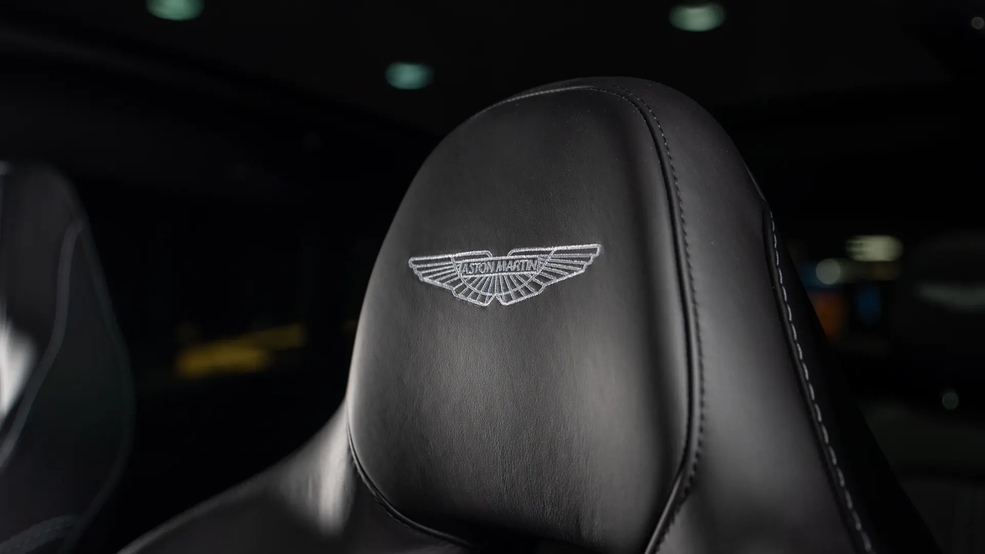 Aston Martin DBX — photo 11