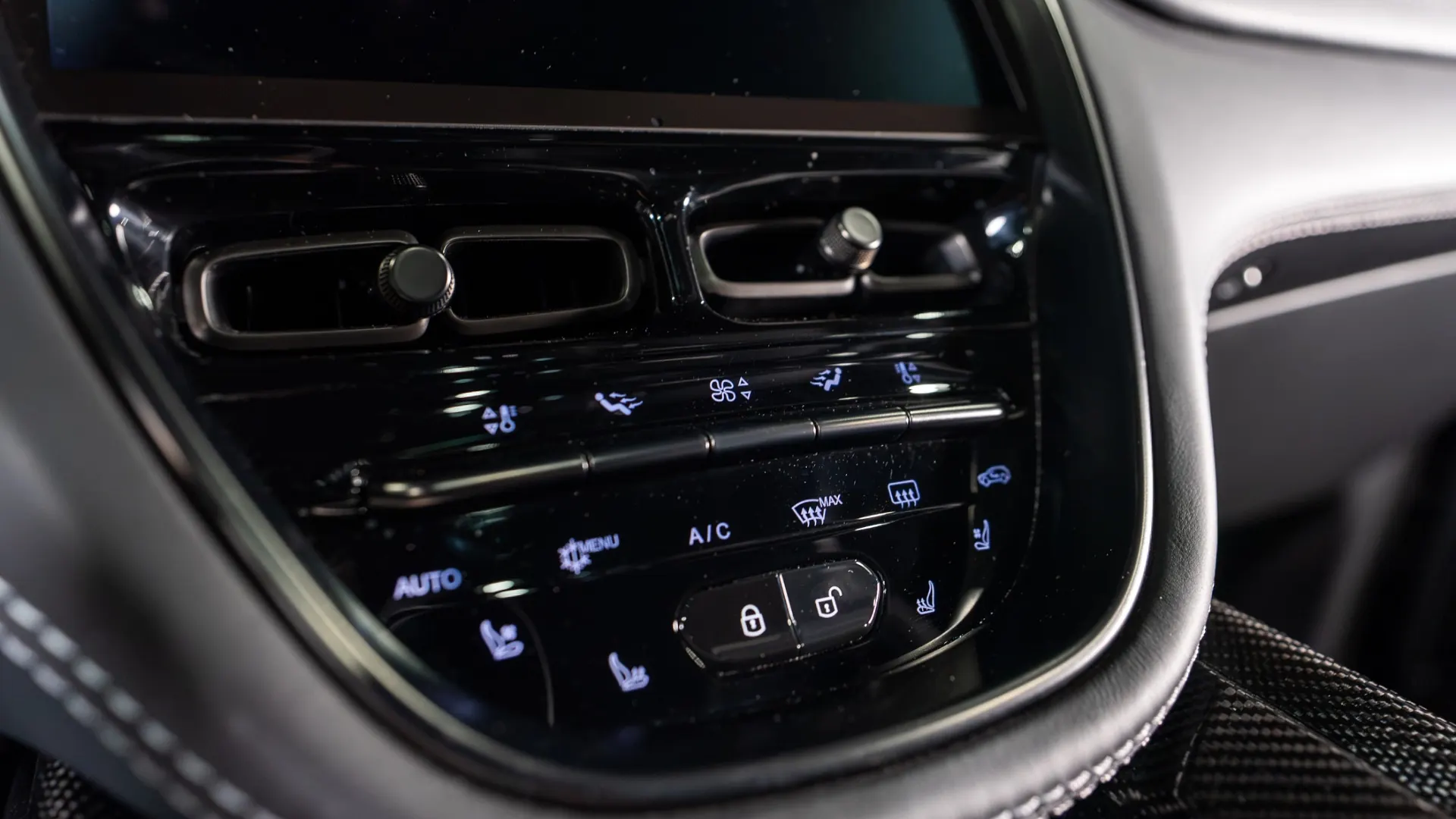 Aston Martin DBX — photo 22