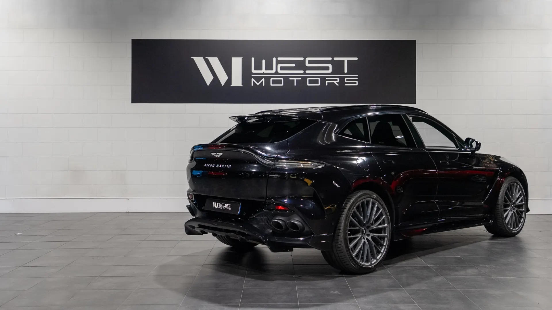 Aston Martin DBX — photo 4