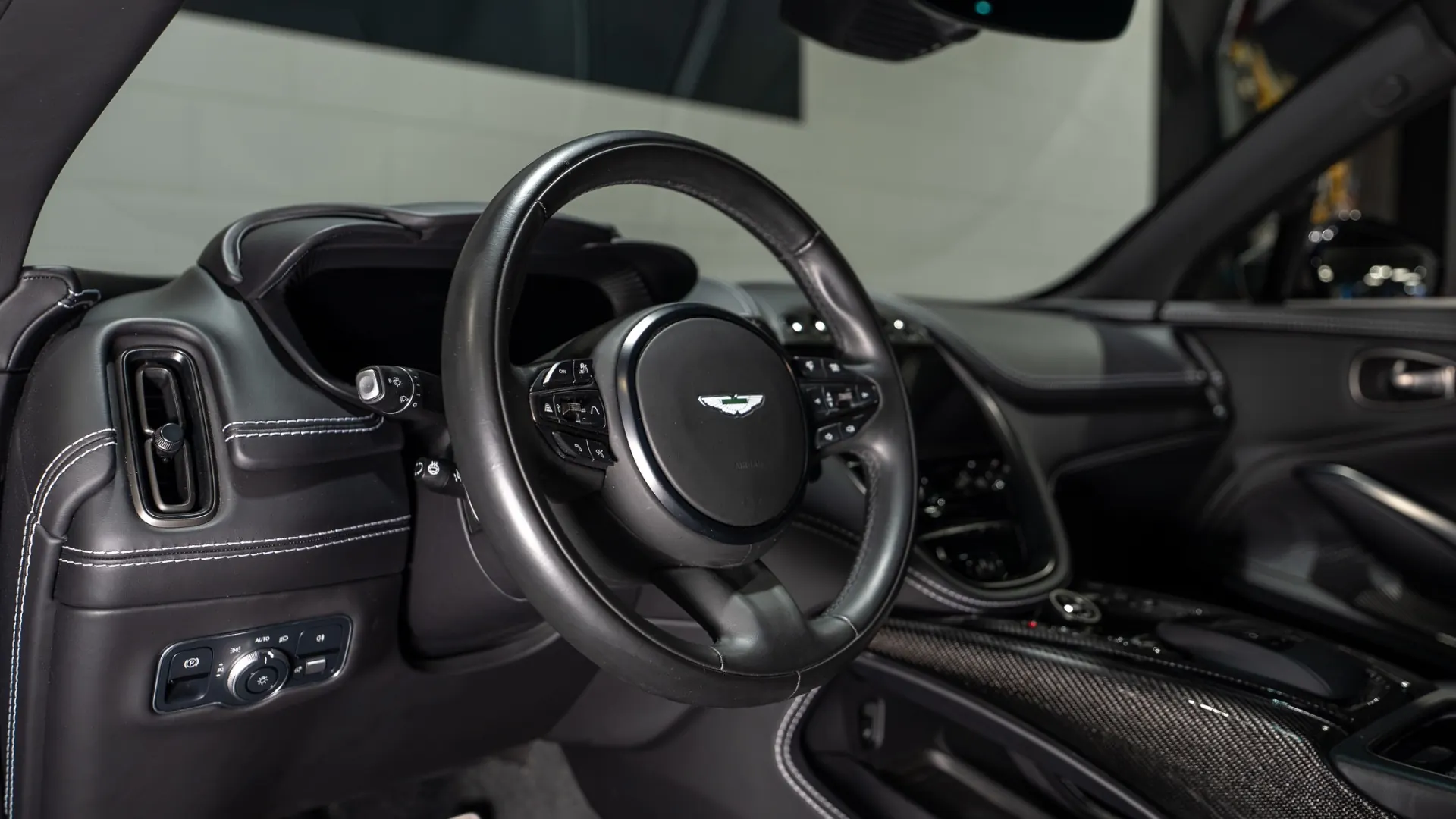 Aston Martin DBX — photo 15