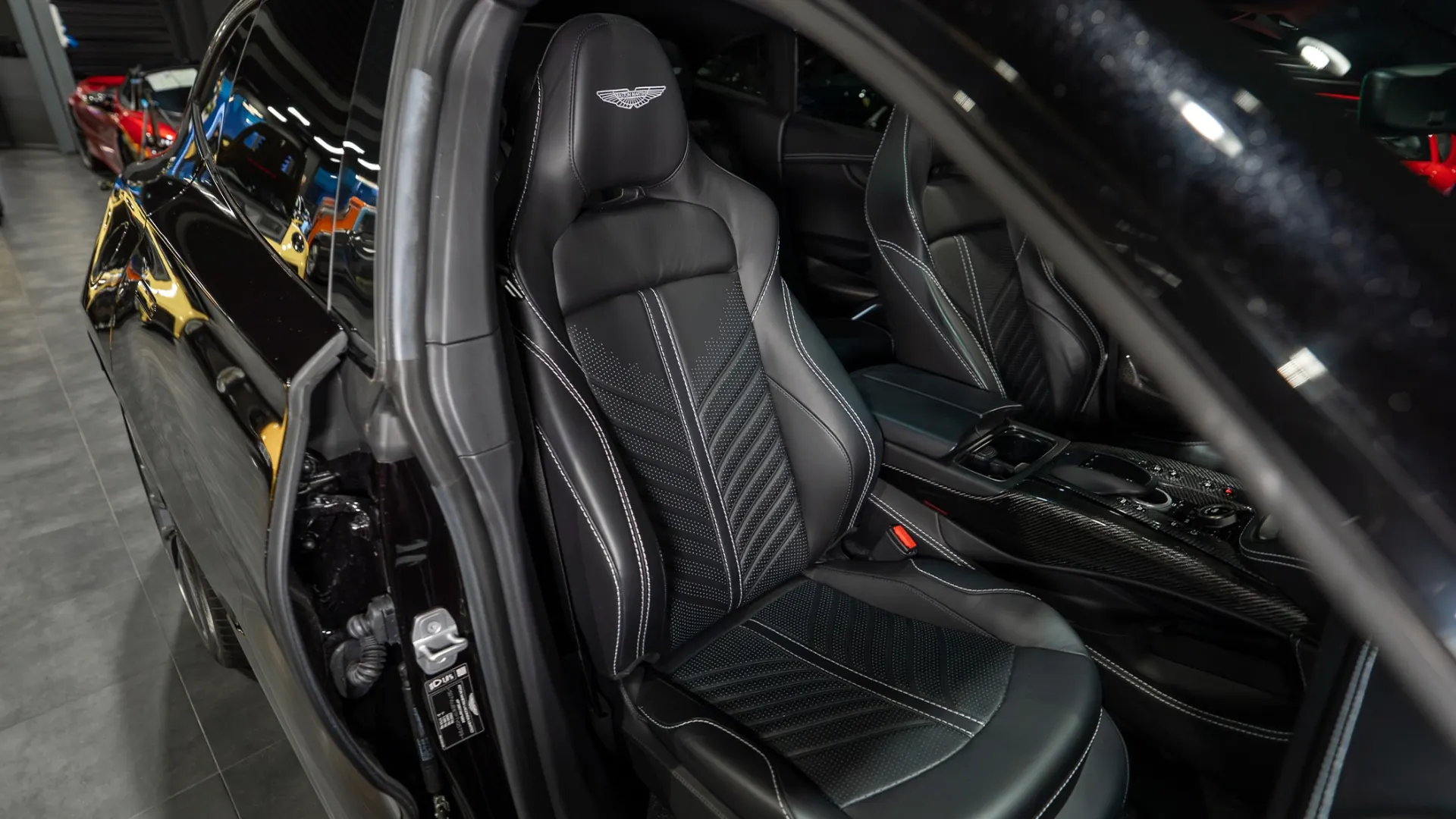 Aston Martin DBX — photo 9