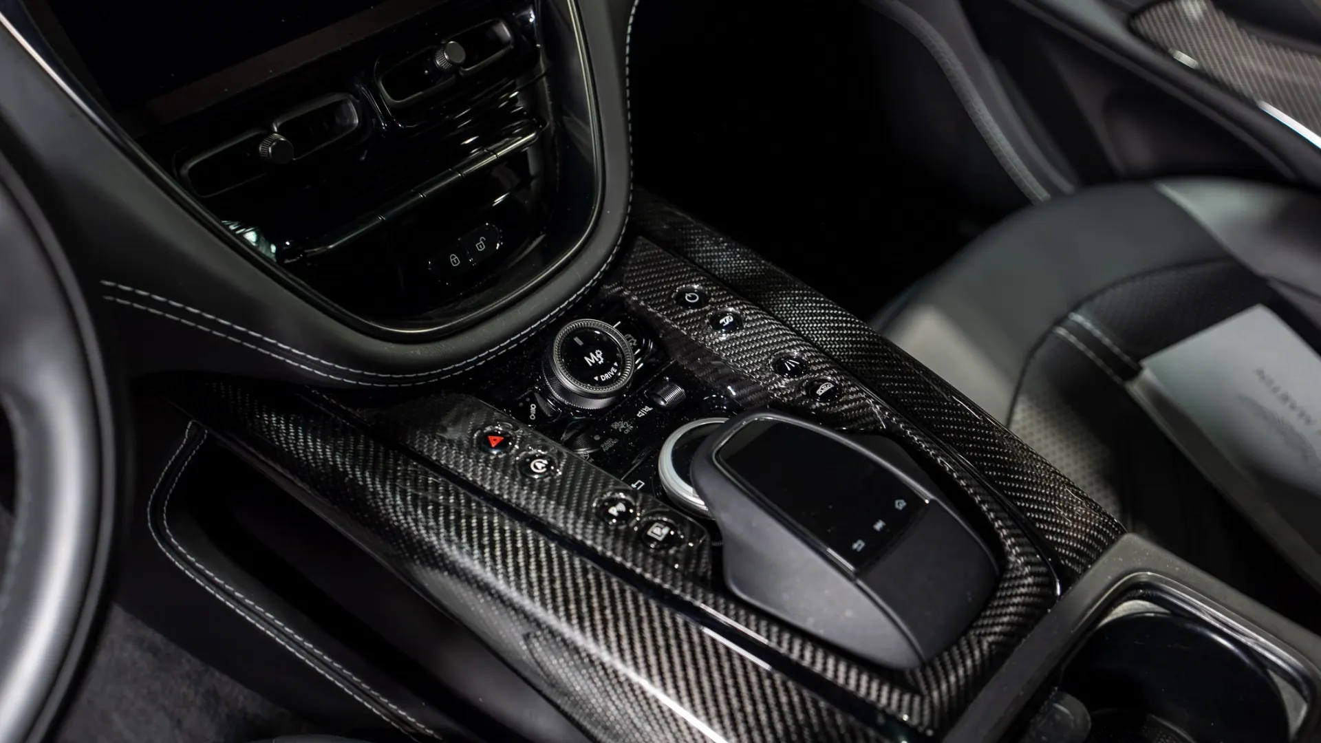 Aston Martin DBX — photo 21