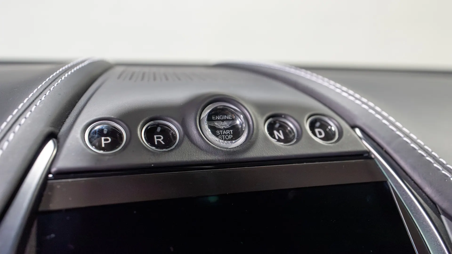 Aston Martin DBX — photo 17