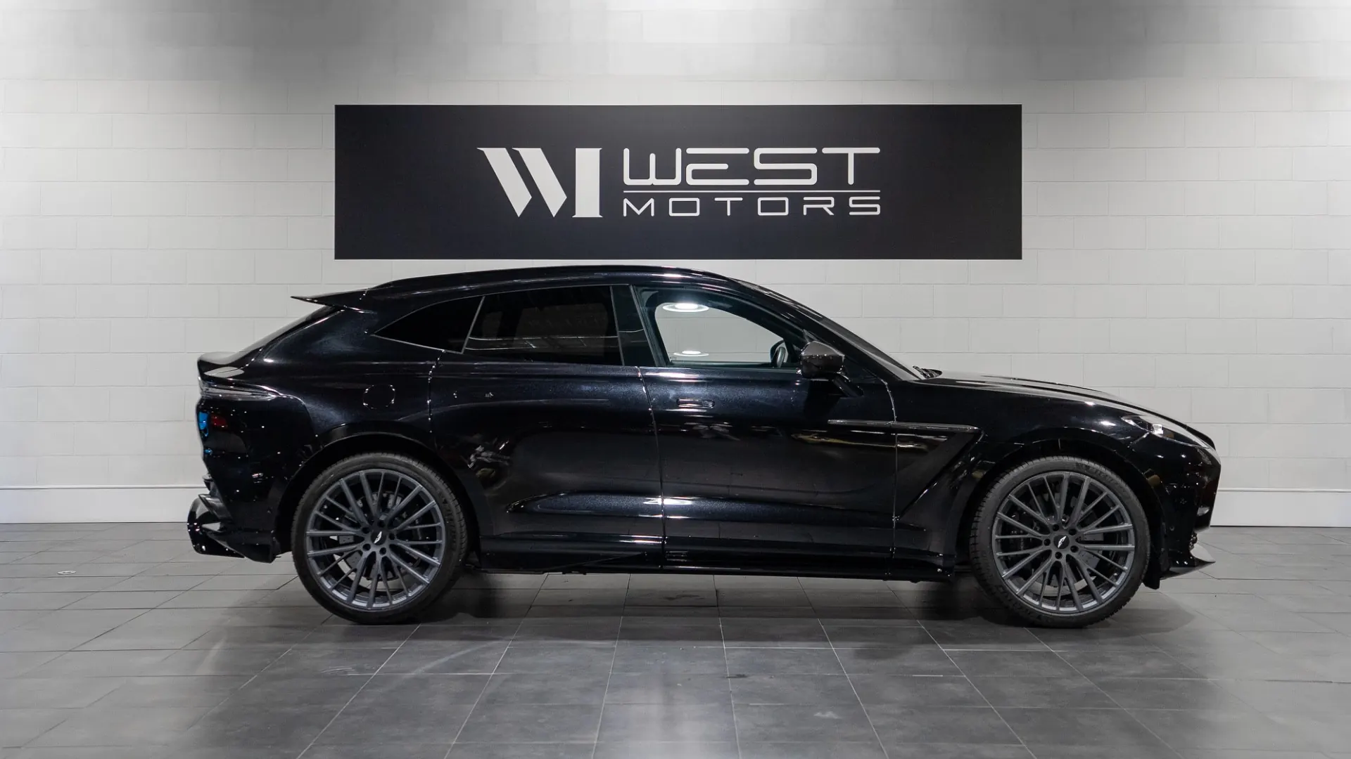 Aston Martin DBX — photo 3