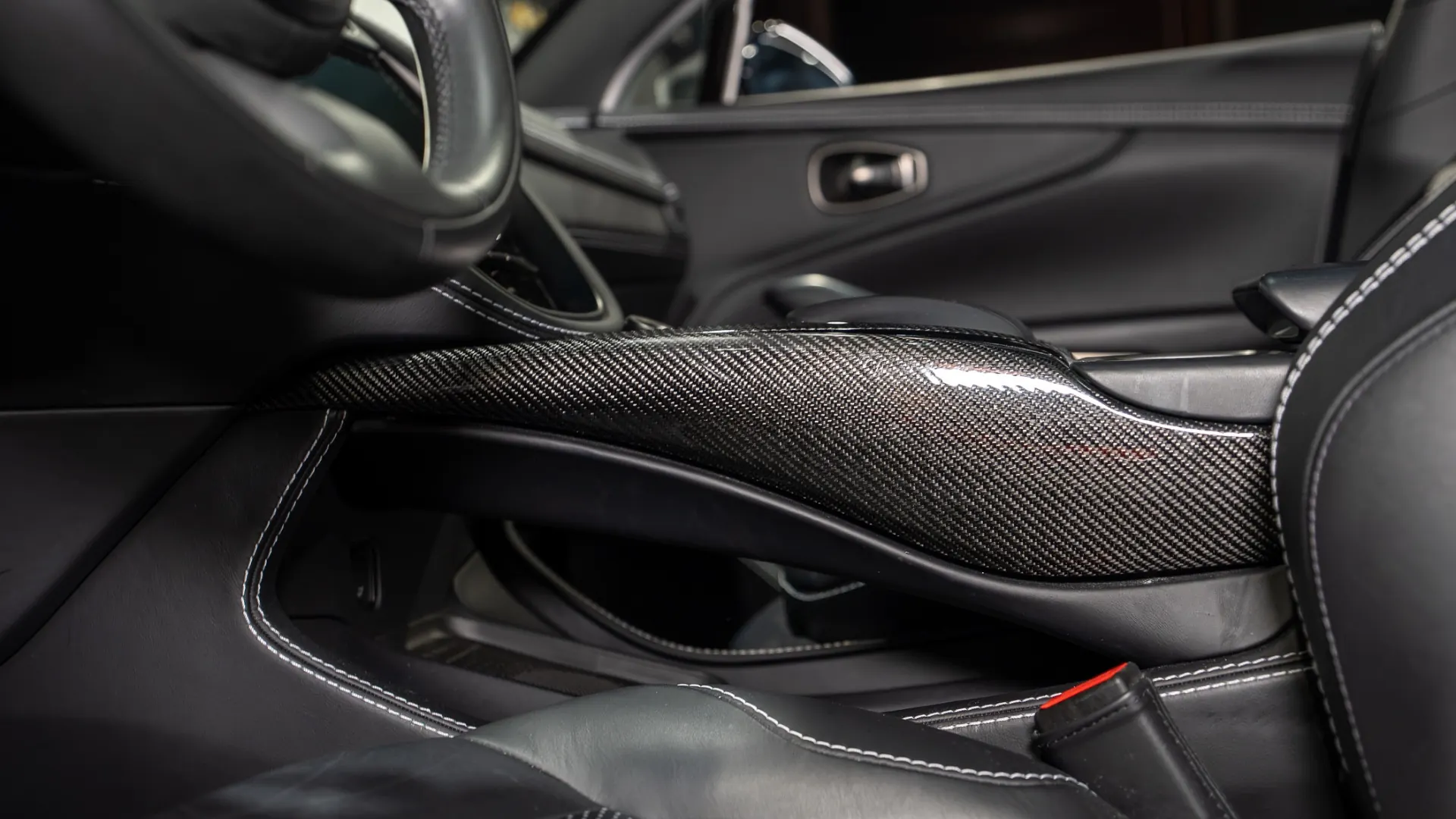 Aston Martin DBX — photo 26