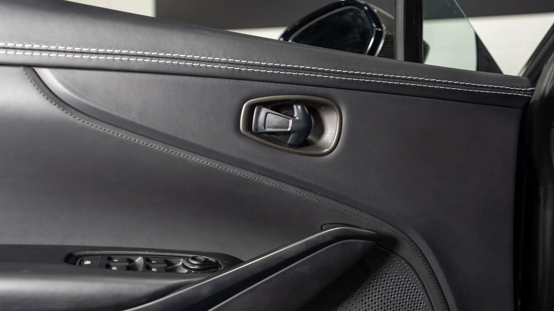 Aston Martin DBX — photo 29
