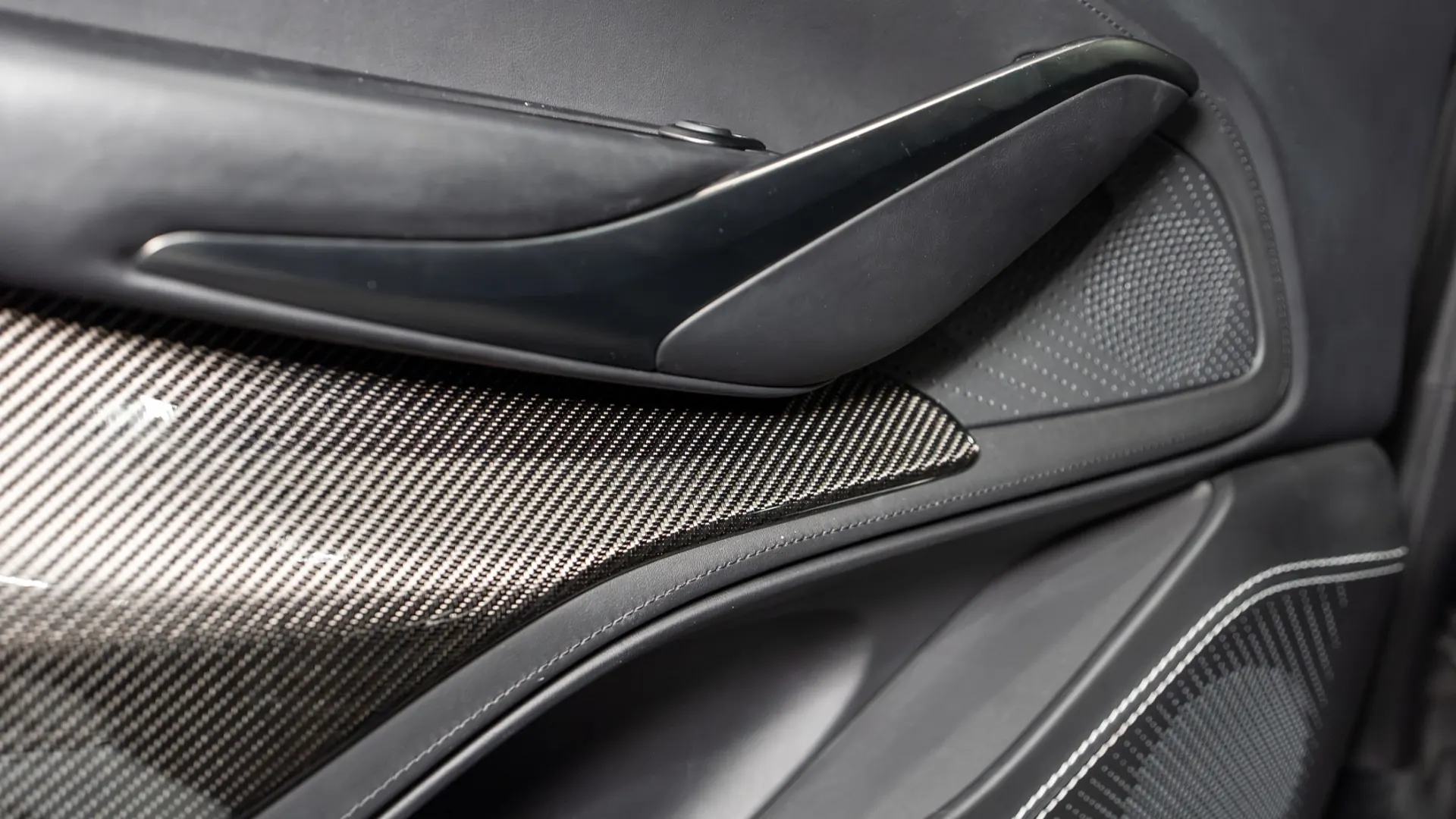 Aston Martin DBX — photo 28