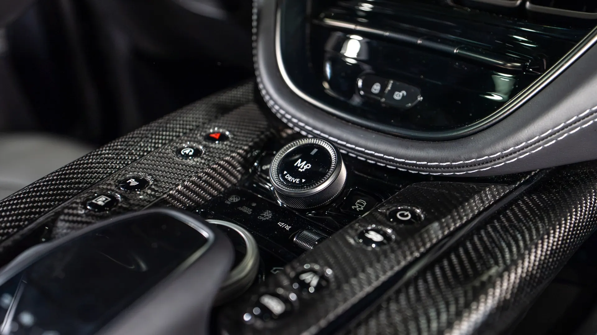 Aston Martin DBX — photo 23